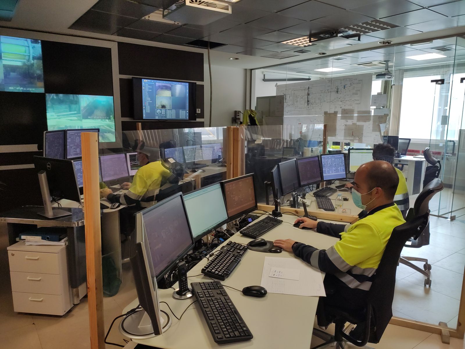 Una de las sedes de Ence con varios empleados.