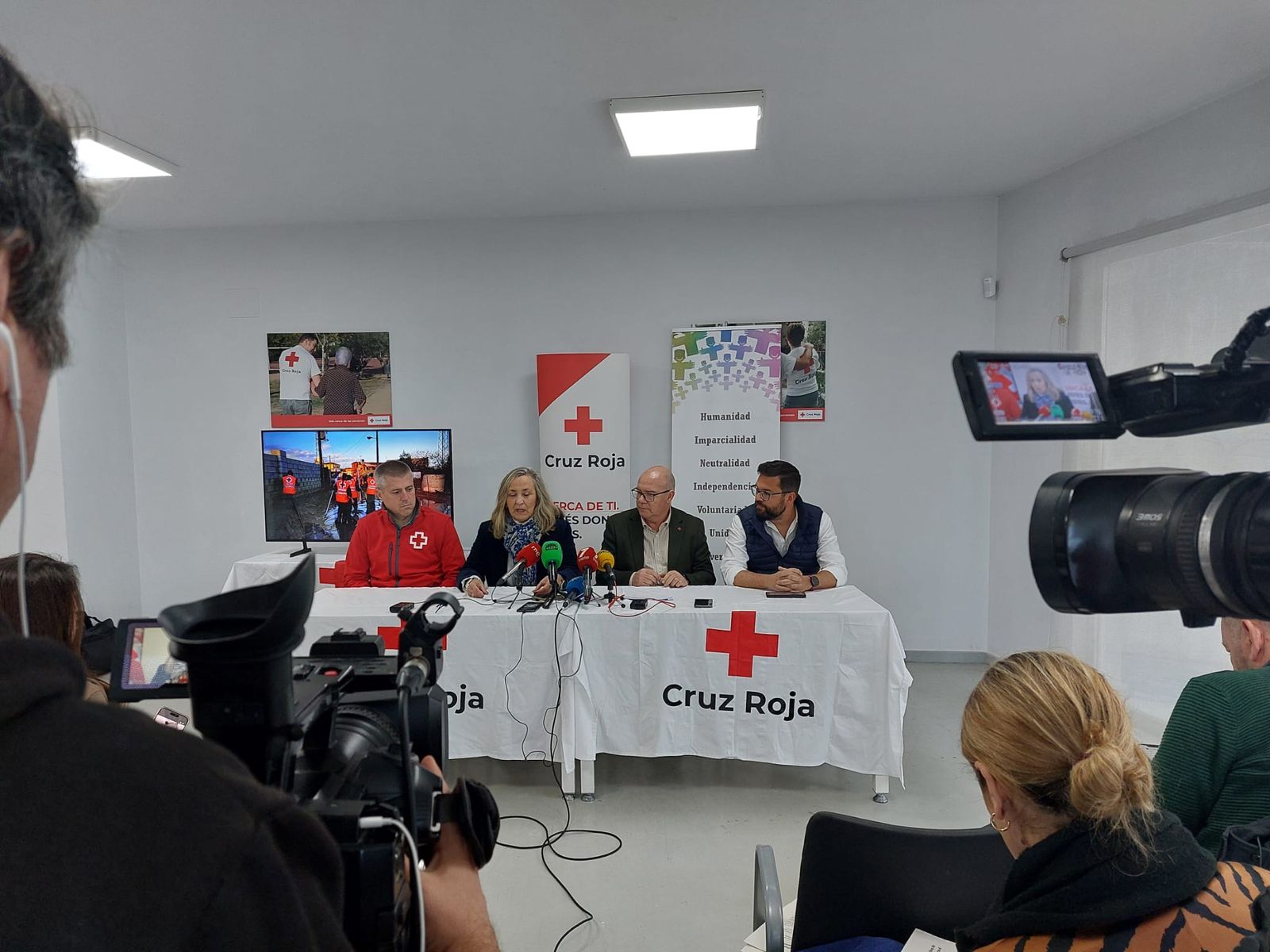 Jerónimo Vera, delegado de Cruz Roja en Andalucía, y Carmen de Lara, presidenta provincial en Cádiz.