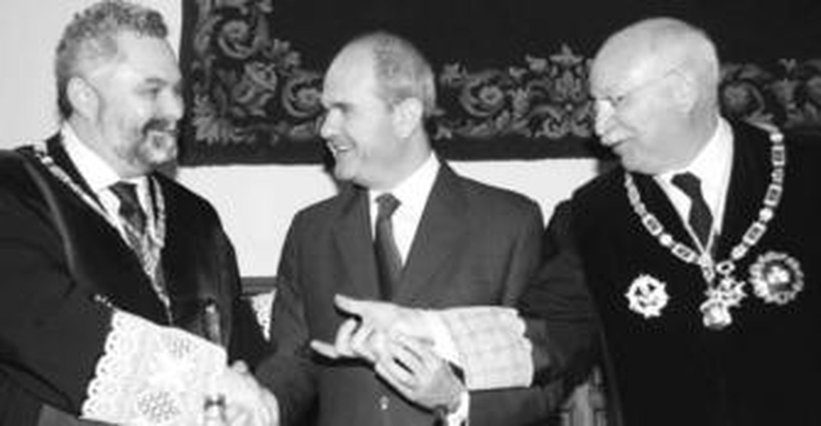 De izquierda a derecha, el fiscal superior de Andalucía, el presidente del Gobierno andaluz y el fiscal de sala delegado de la Fiscalía General del Estado.