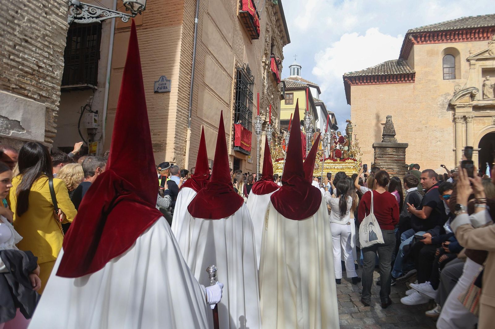 Así vivió Granada la salida de la Hermandad de las Maravillas 2025
