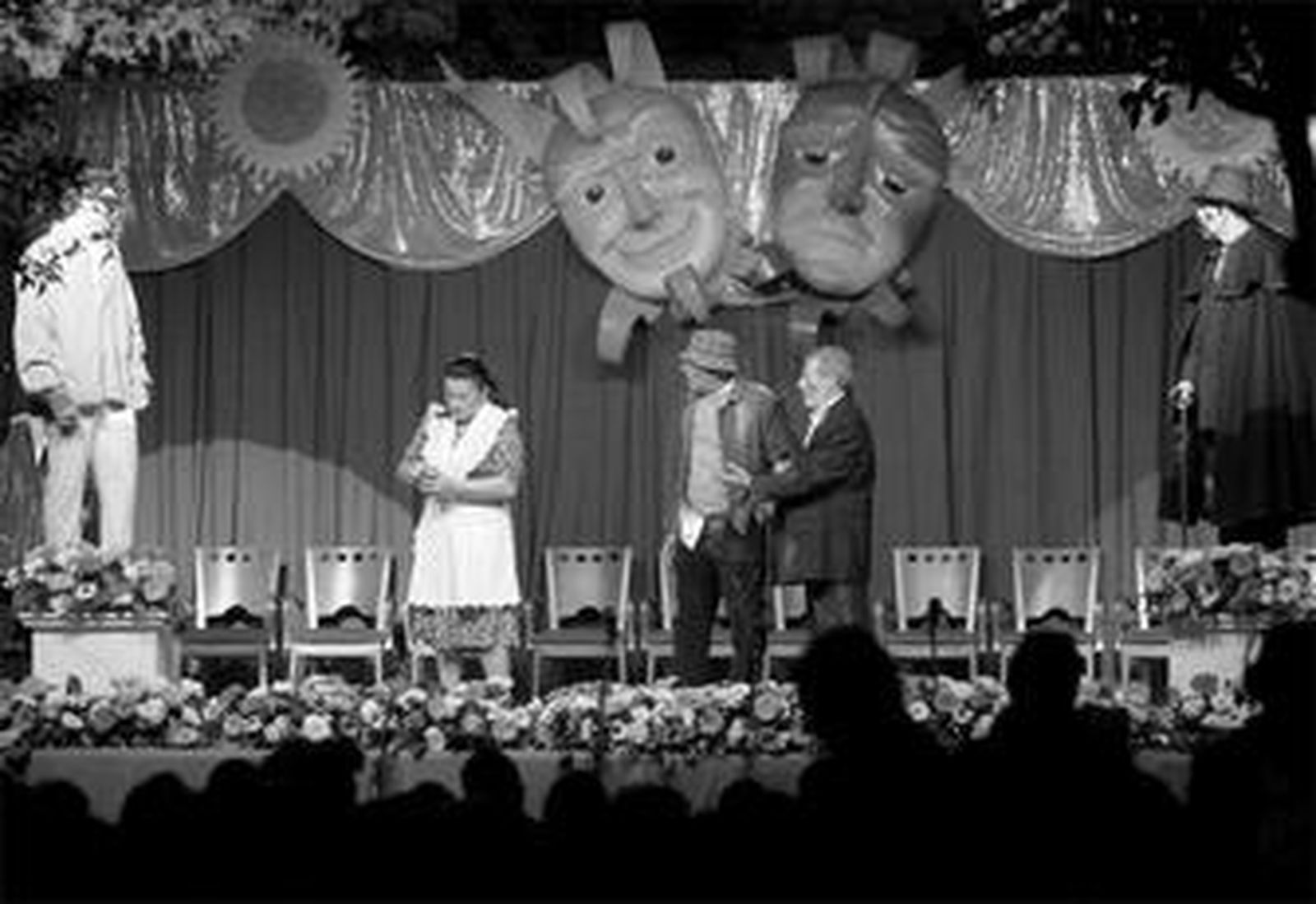 La estatua de Muñoz Seca y el espíritu de Alberti, junto a Anacleto, Baldomera y Juncosa en el Pregón.