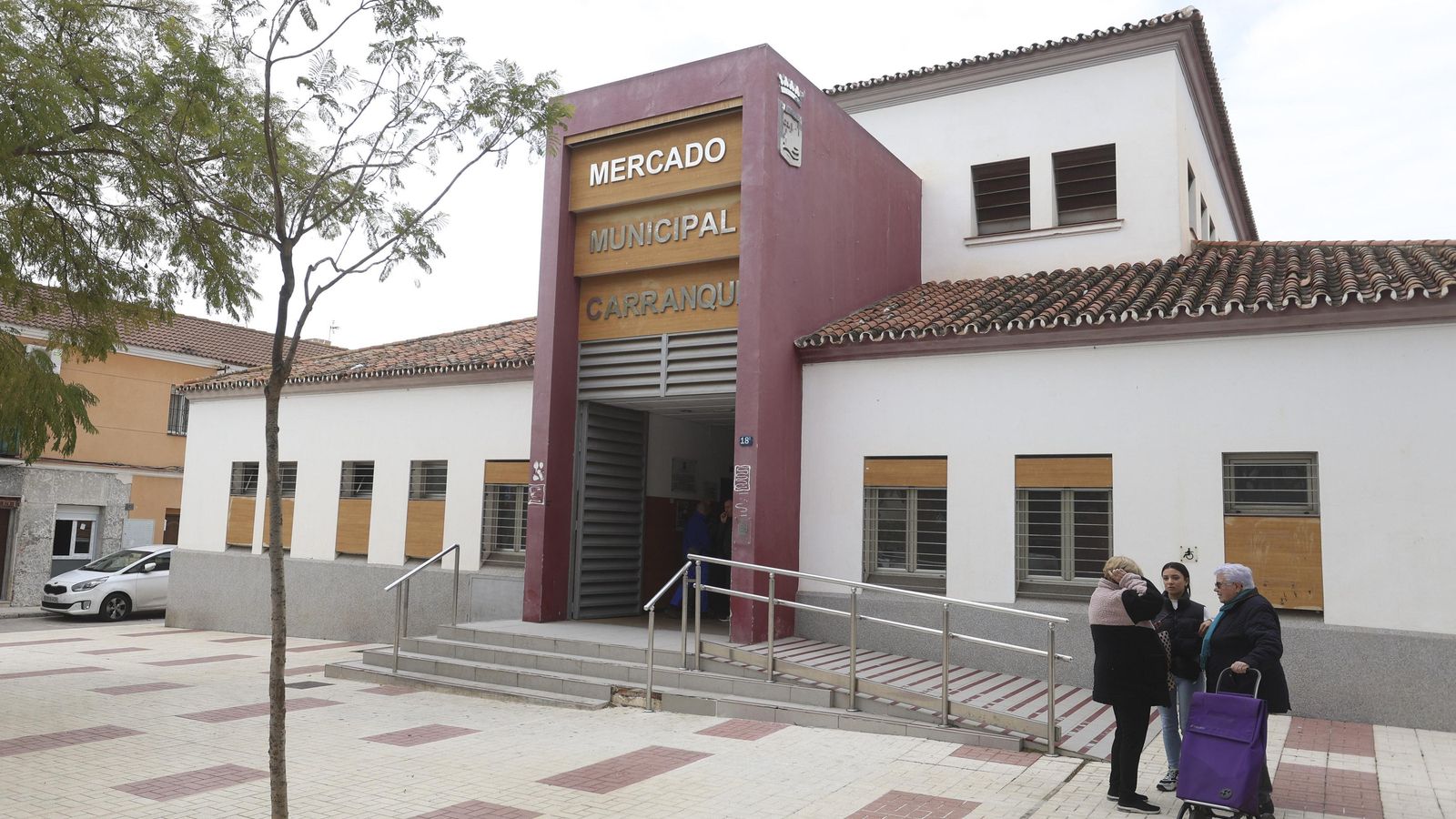 Conversación a las puertas del mercado municipal de Carranque. Conversación a las puertas del mercado municipal de Carranque.
