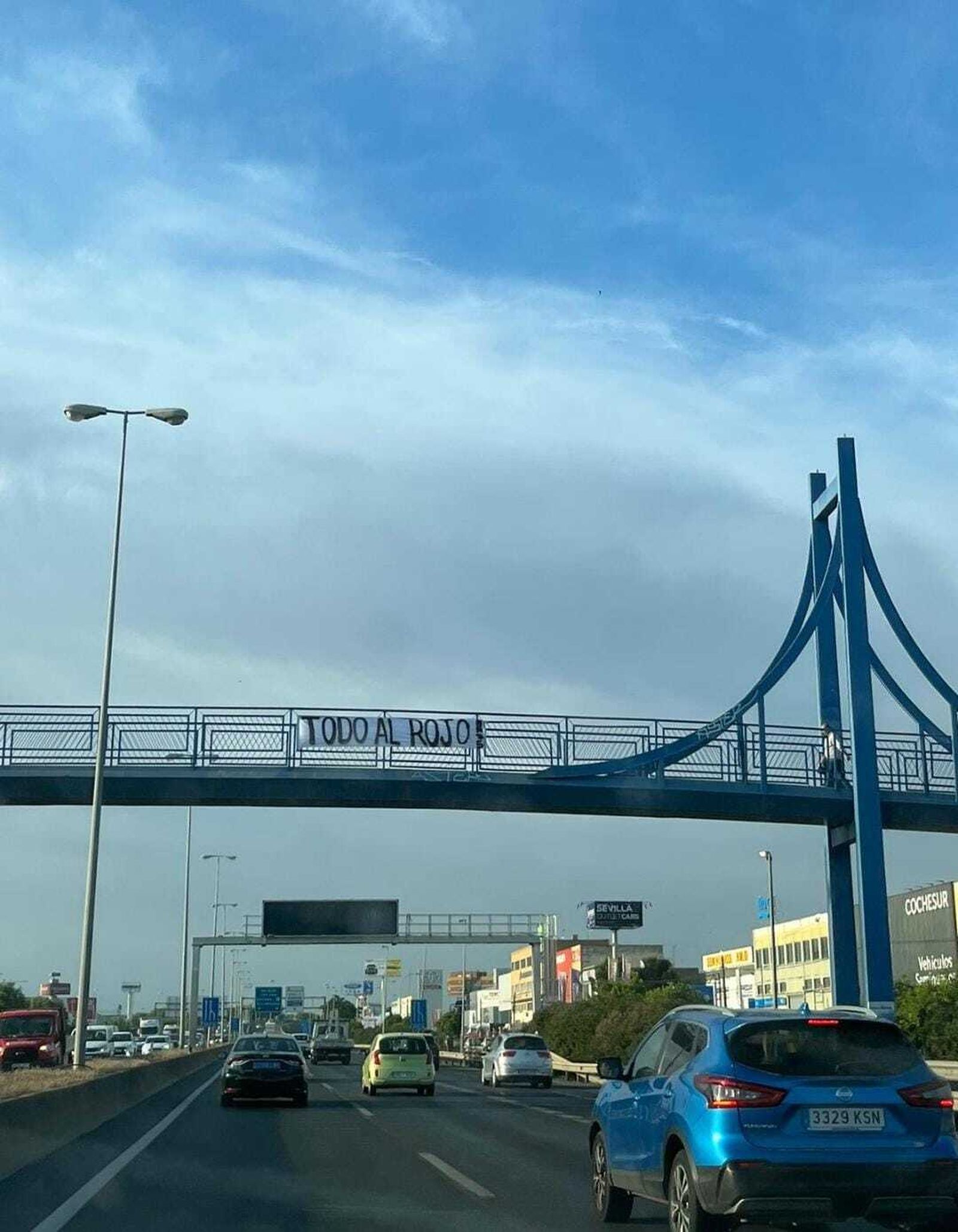 "Todo al rojo", el lema de la conjura sevillista en una pasarela peatonal.
