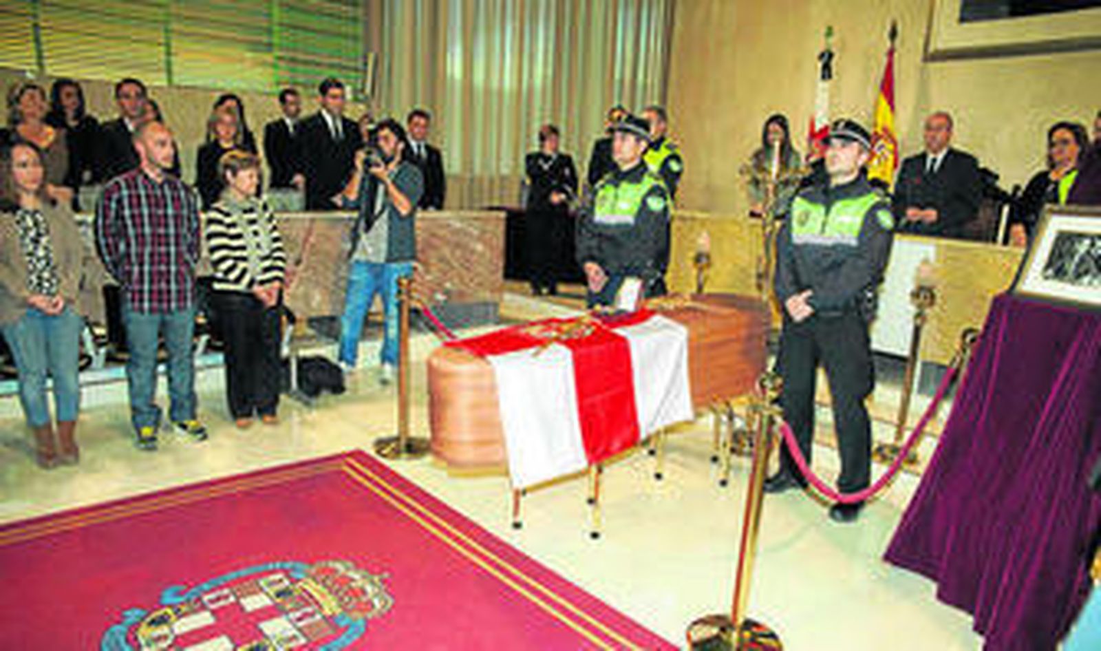 La Policía Local custodia el féretro en el salón de plenos, junto a la familia de Santiago Martínez Cabrejas.
