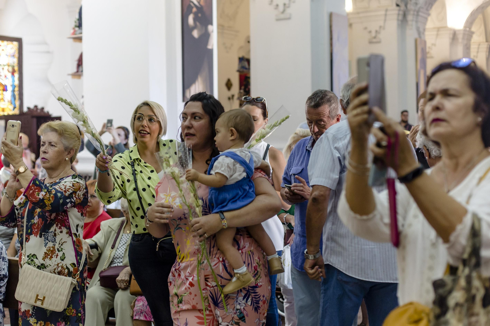 Las imágenes de la ofrenda y el pregón de la patrona de Cádiz, la Virgen del Rosario.