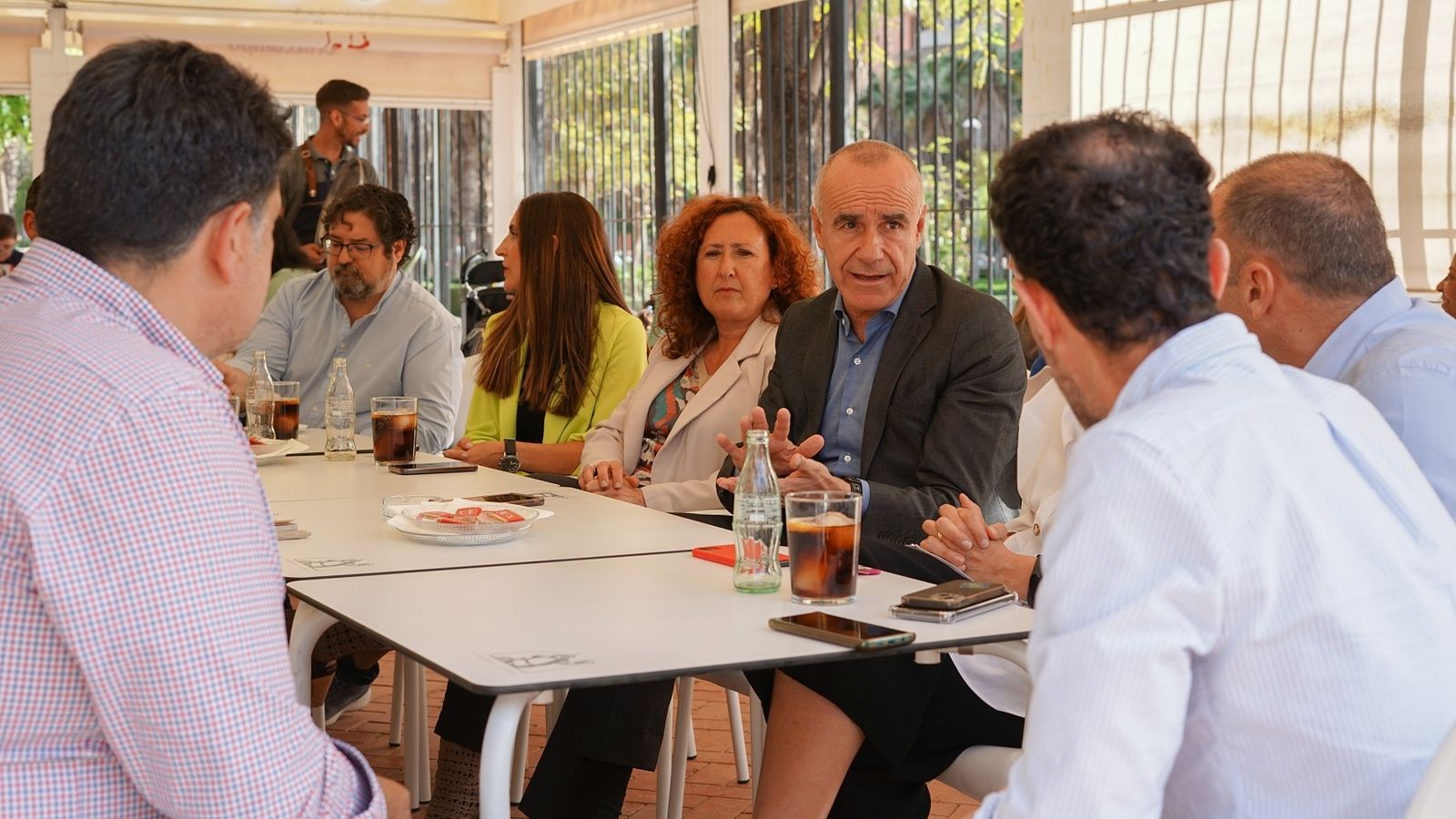 El alcalde de Sevilla anuncia a los vecinos de Jardines de Hércules la ampliación del carril bici