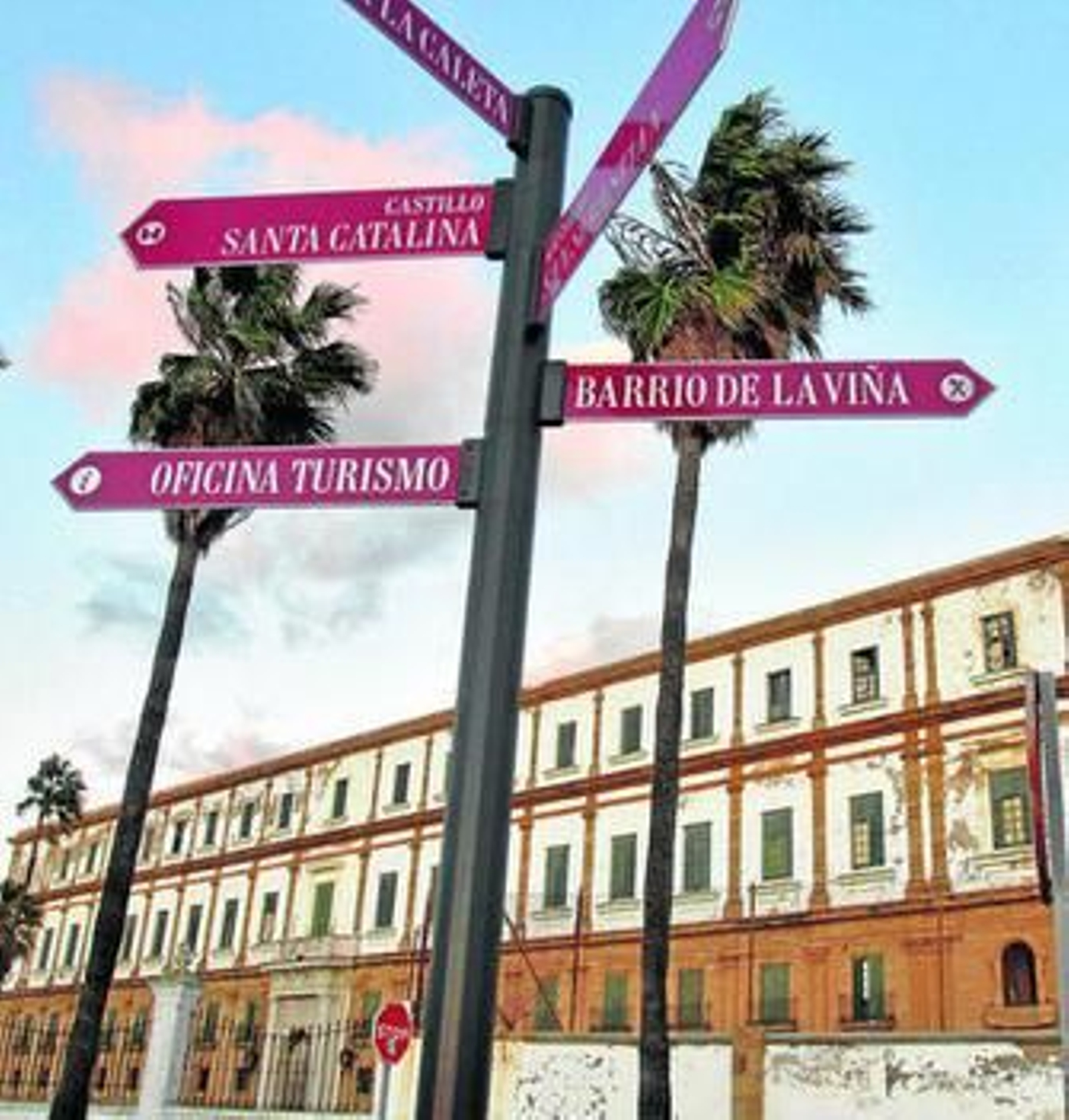 El edificio Valcárcel se ubica en el barrio La Viña, justo frente a la playa La Caleta.