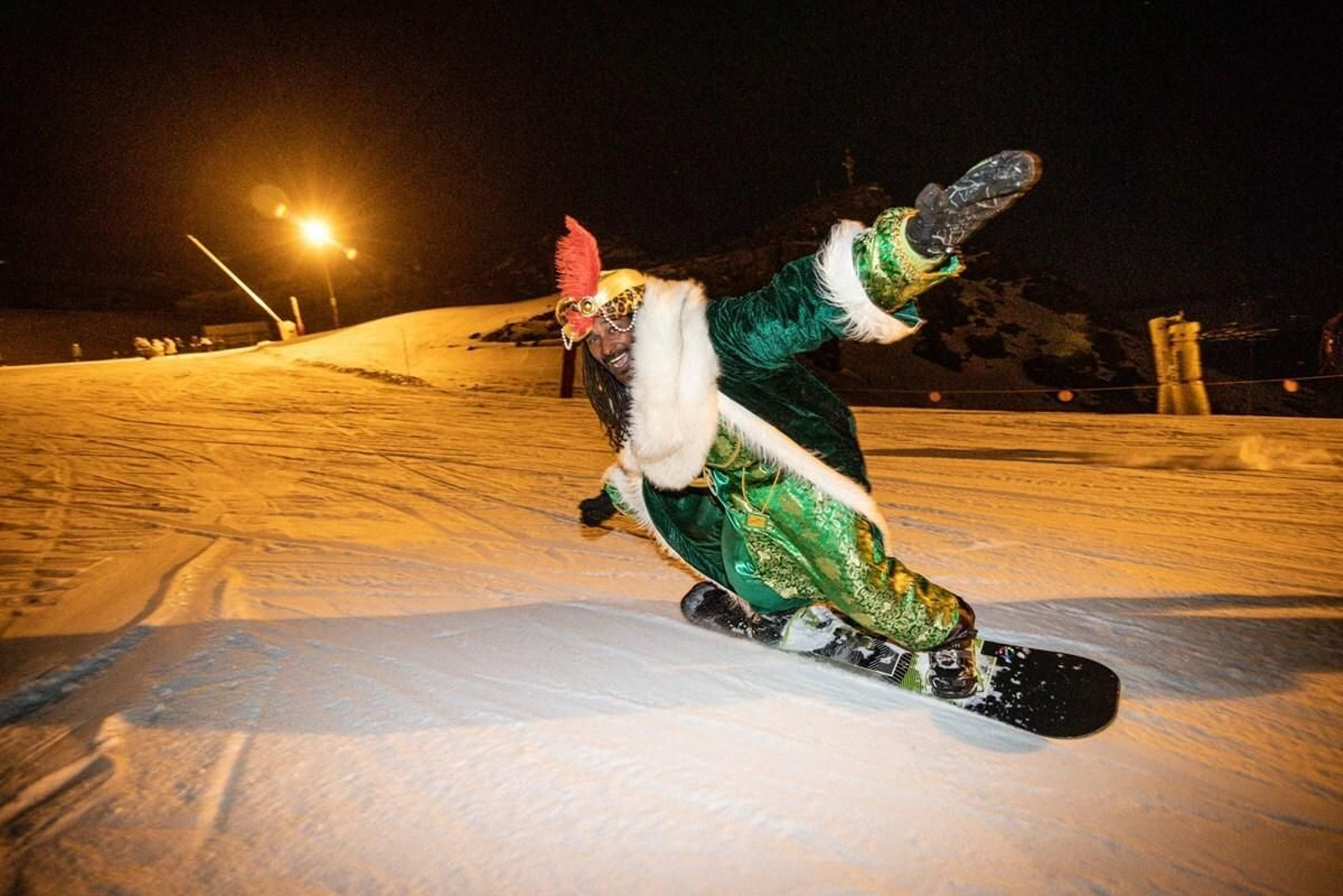 Baltasar en plena bajada por 'El Río' bajo la iluminación de la pista