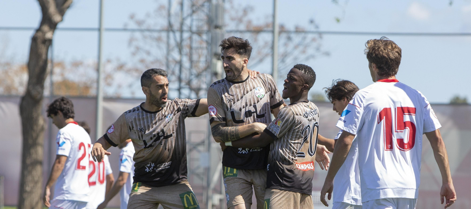 Chucky Pierce celebra el gol del empate en Sevilla con Pino y Diawara.