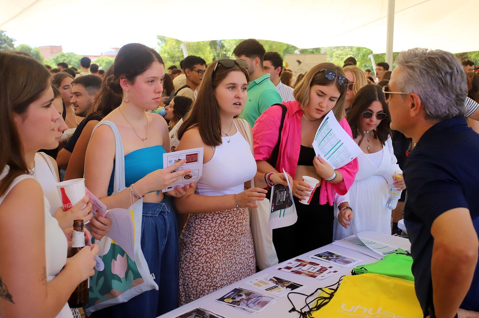 Imágenes de la bienvenida a los nuevos estudiantes de la Universidad de ...