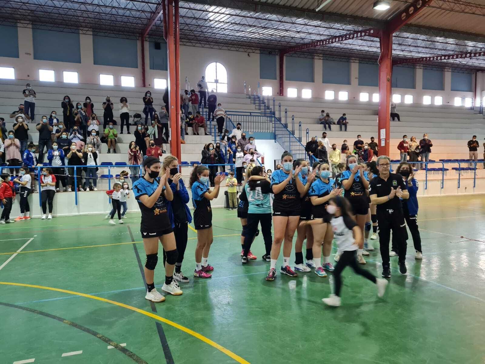 El BM Solúcar recibe el aplauso de su público en el partido de ida ante el Universidad de Granada.