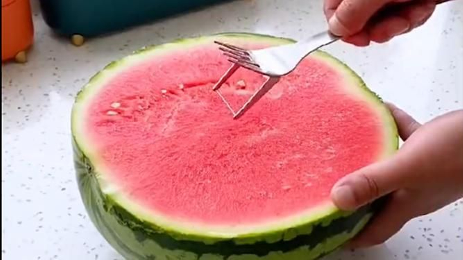 El gadget para comer sandía que está revolucionando Internet