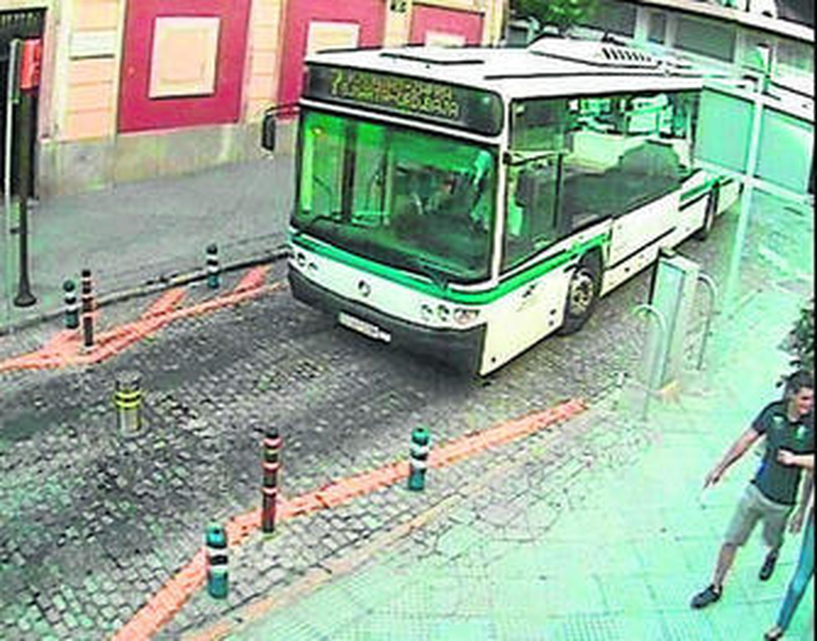 Otro usuario pisa el acelerador para intentar pasar antes de que la pilona vuelva a su posición original y se choca contra ella. No sabe que todo está siendo grabado.