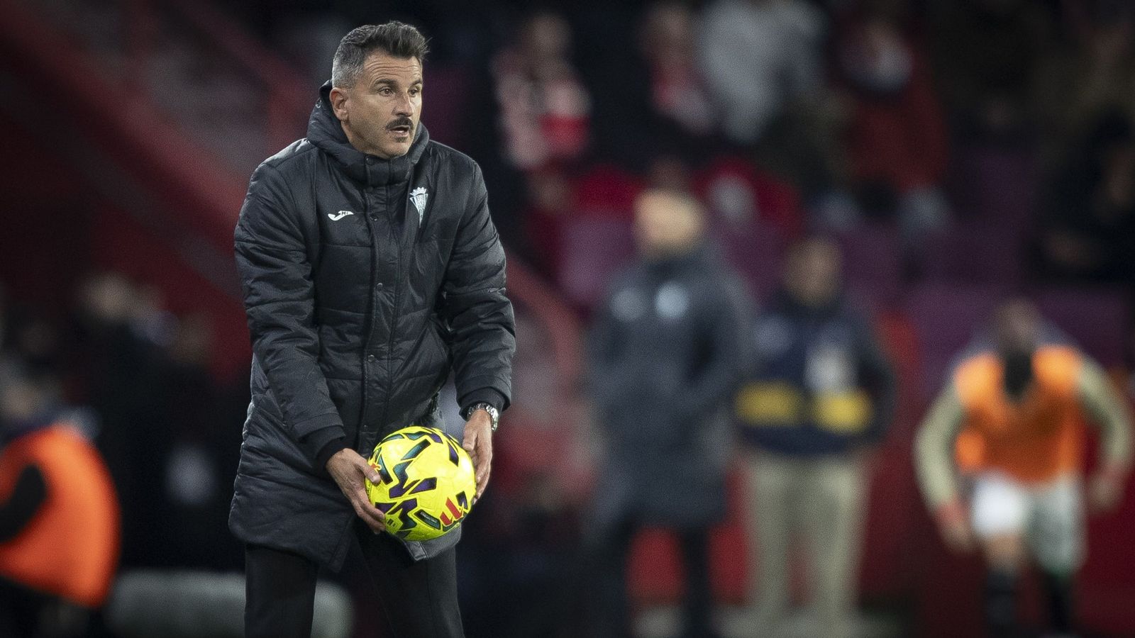 Iván Ania devuelve un balón al campo en un partido del Córdoba CF.
