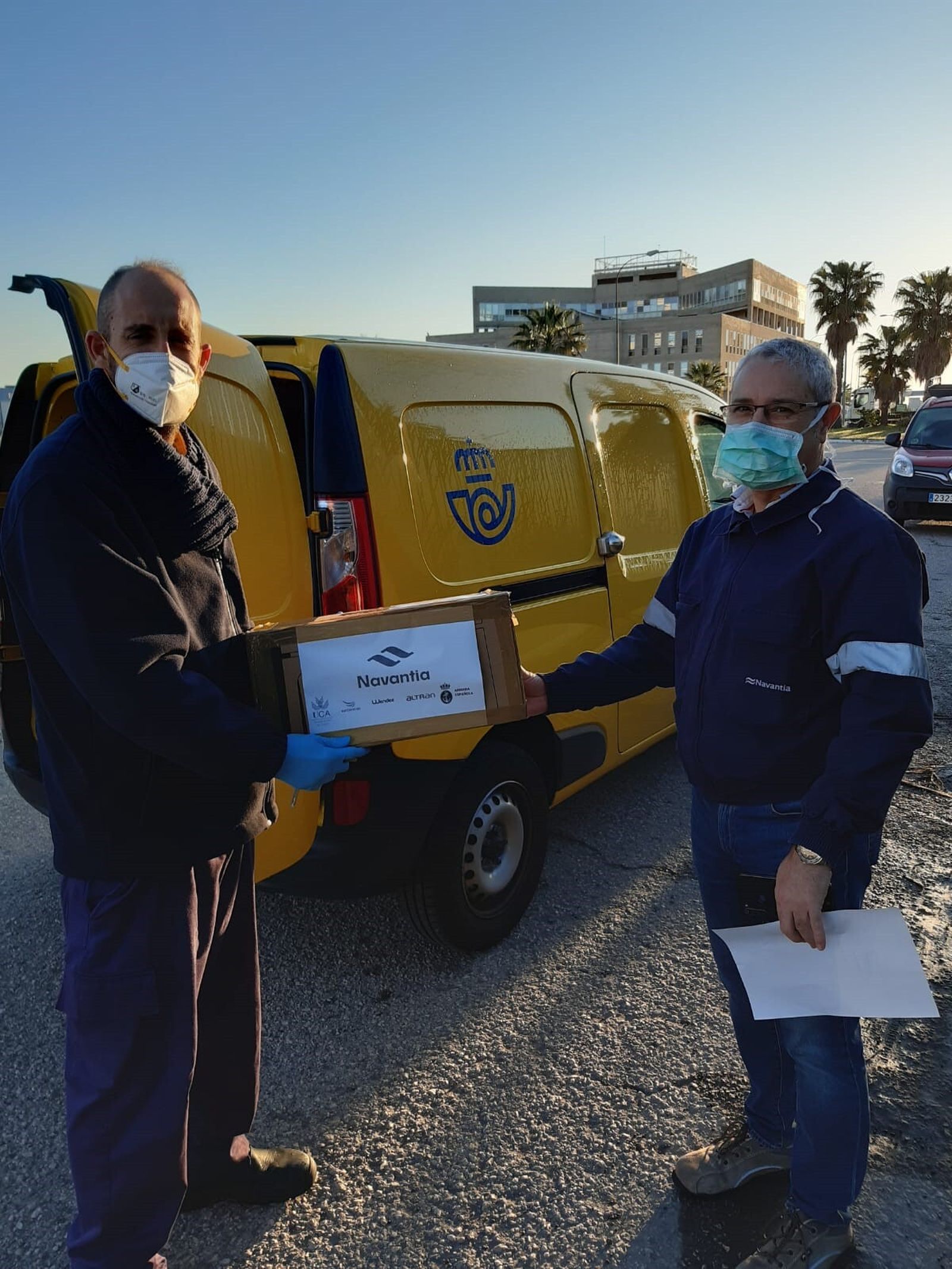 Carteros de Cádiz recogiendo mascarillas en Navantia para llevar a Sevilla.