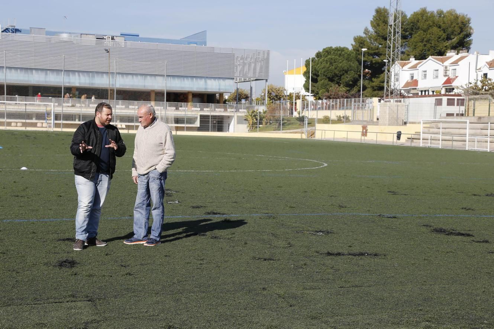 Una imagen del terreno de juego de Cavaleri, donde se aprecian agujeros.