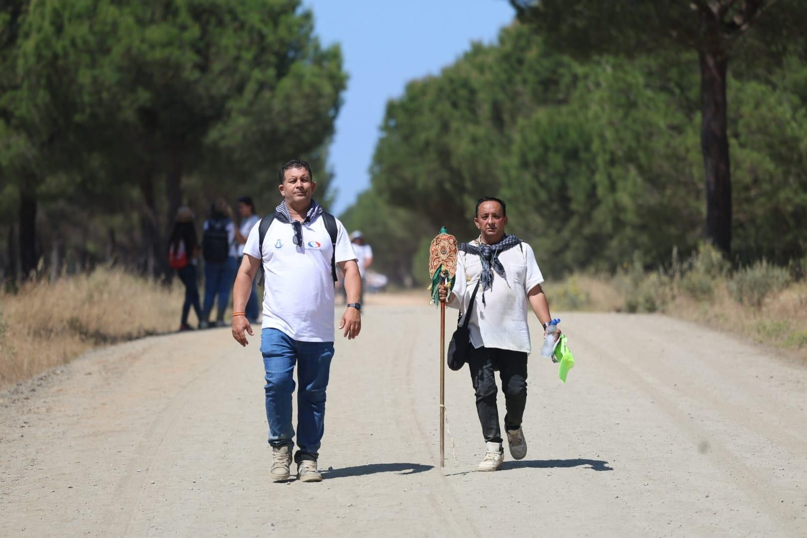 Ambientazo en el camino de Huelva al Rocío este viernes: imágenes de los peregrinos en La Matilla