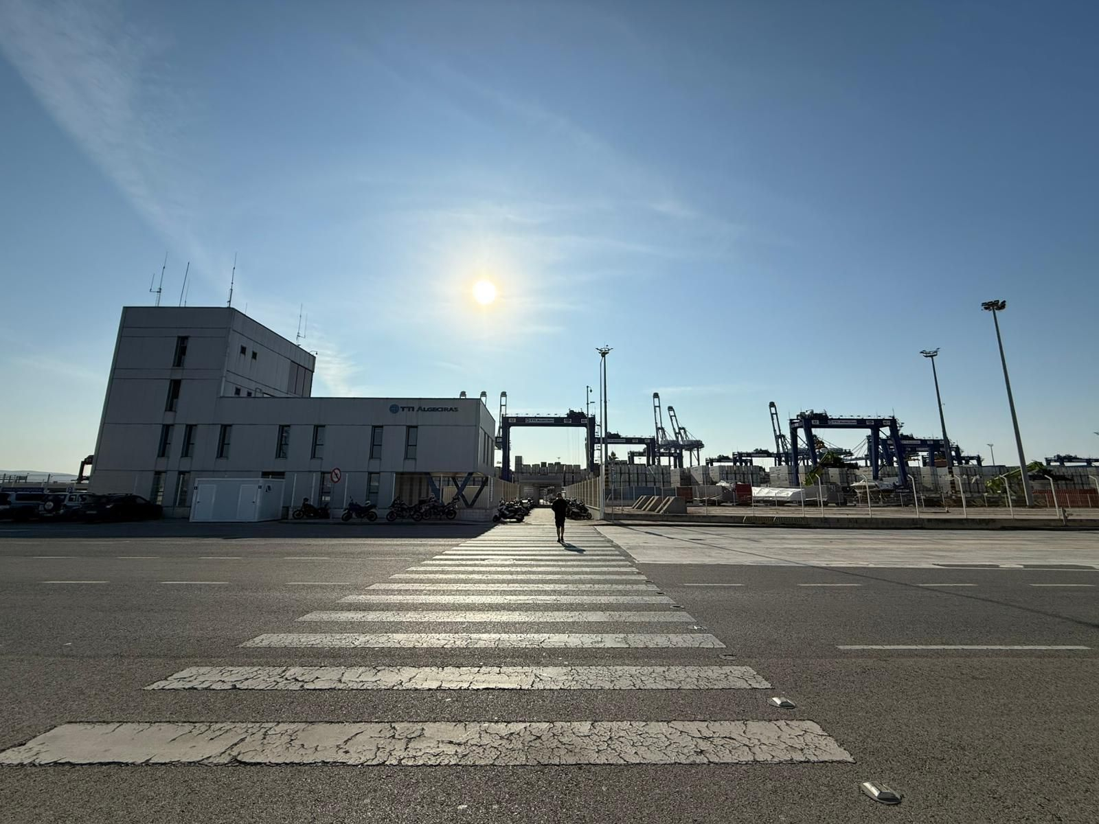 La entrada a TTI Algeciras, sin camiones.