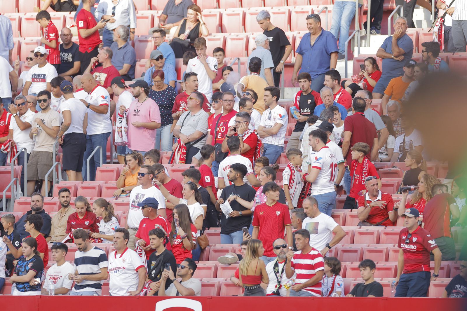 Búscate en las fotos del Sevilla-Almería