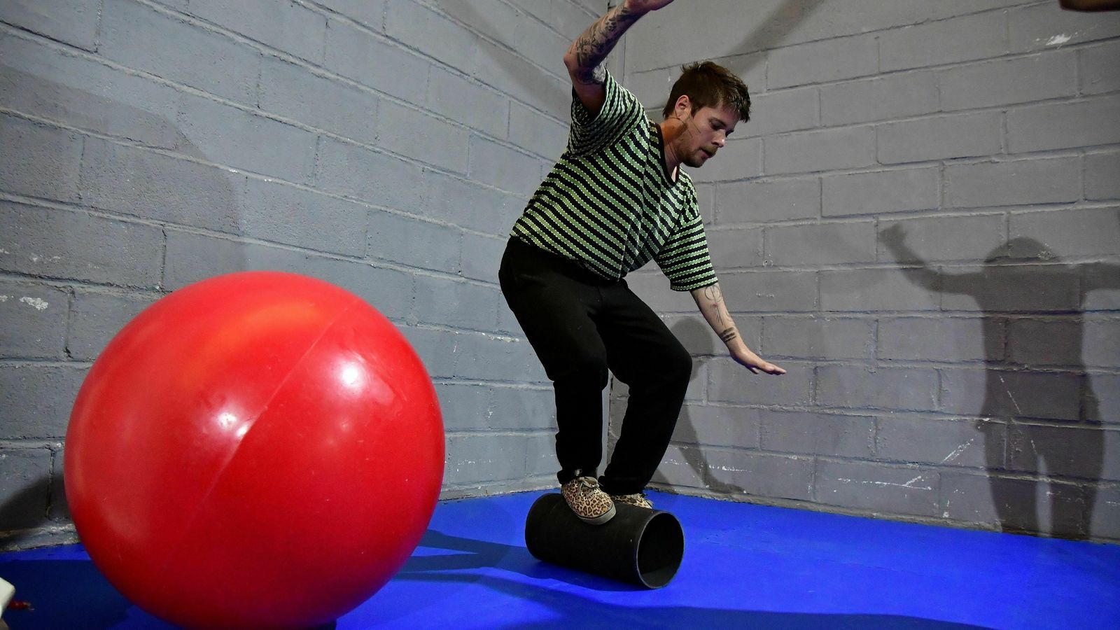 Uno de los miembros de 'Funámbola' en la nave en la que realizan sus actividades.