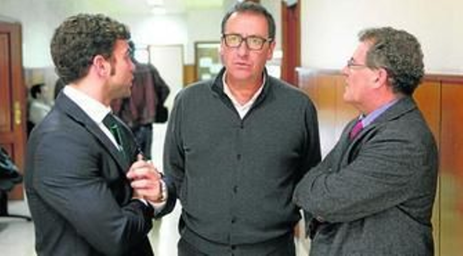 Juan Manuel de Jesús, en el centro, acompañado por sus abogados antes de entrar a juicio.