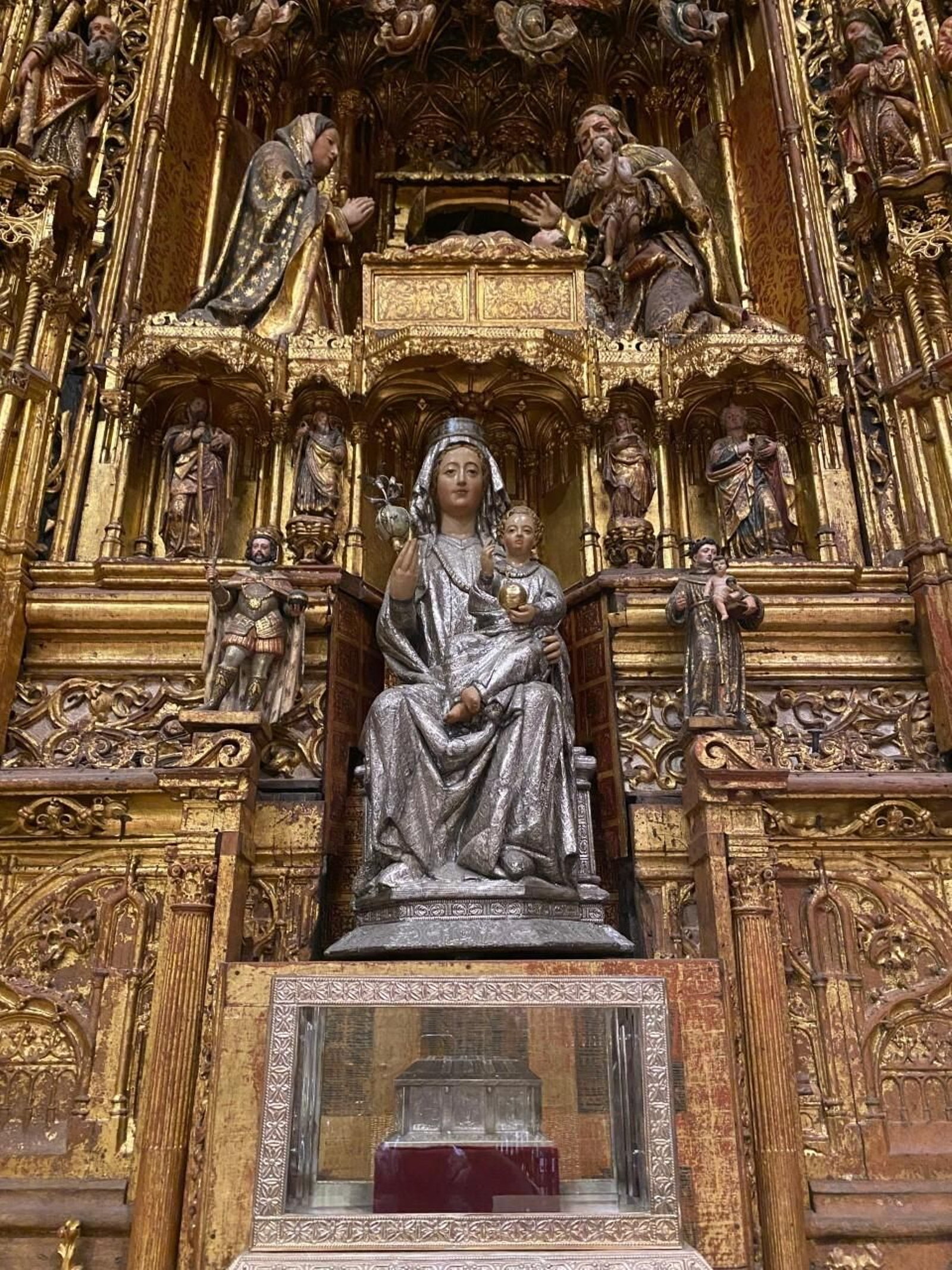 Los restos de San Isidoro a los pies de la Virgen de la Sede en el altar mayor de la Catedral de Sevilla.