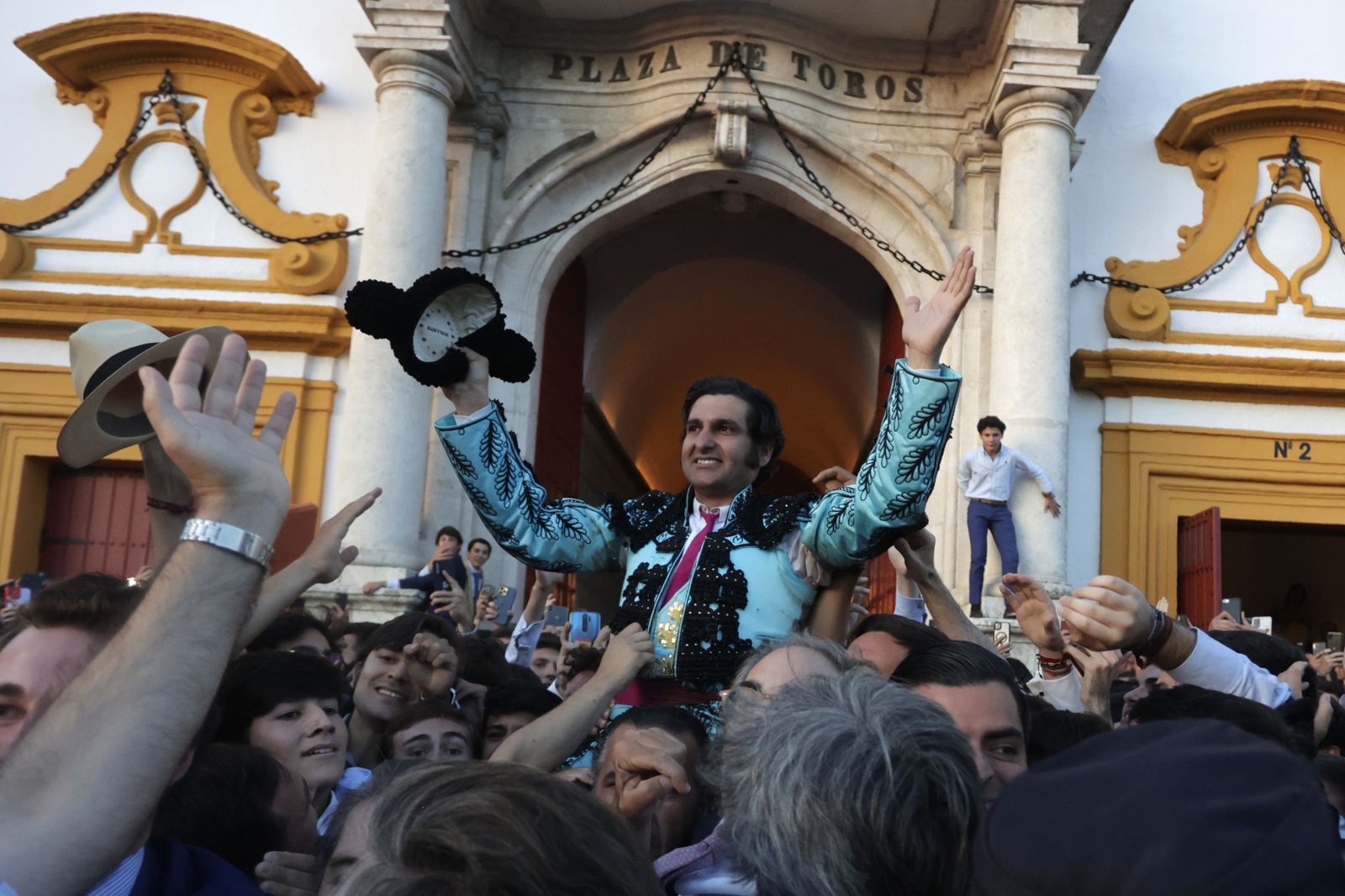 Morante de la Puebla sale por la Puerta del Príncipe de la Maestranza en la pasada Feria de Abril.