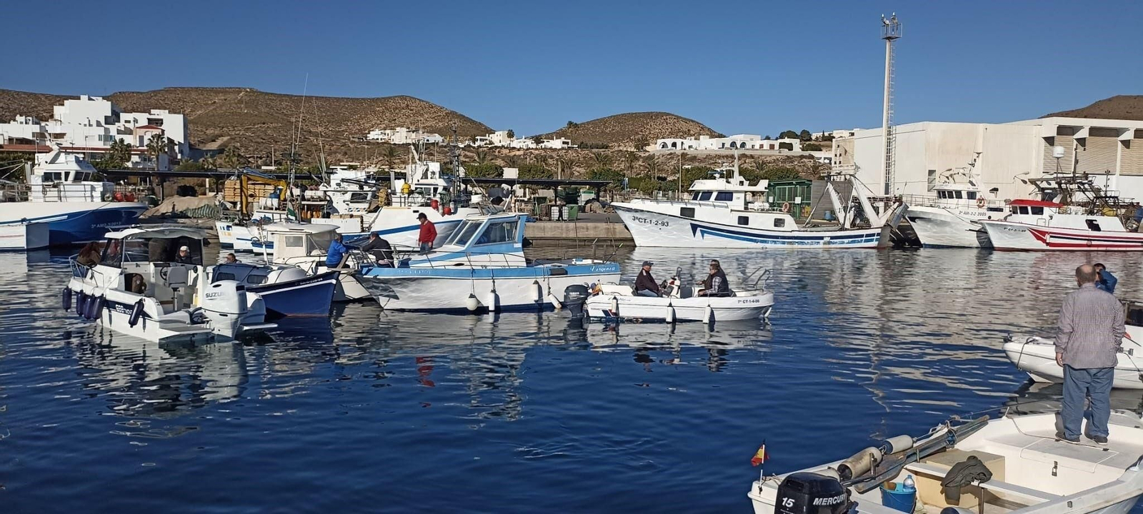 Barcos fondeados en el puerto de Carboneras