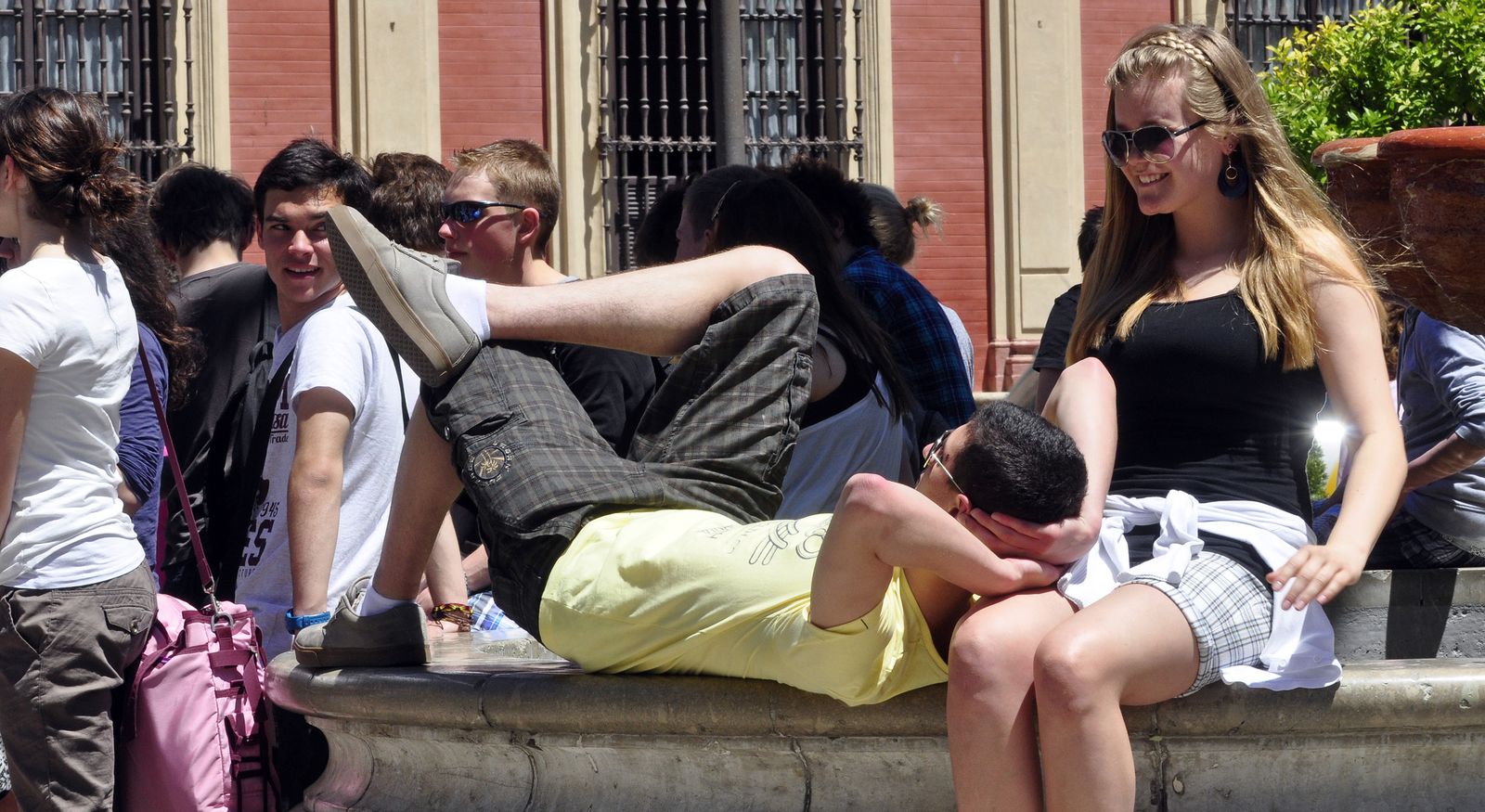 Varios turistas a pleno sol en el centro de Sevilla.