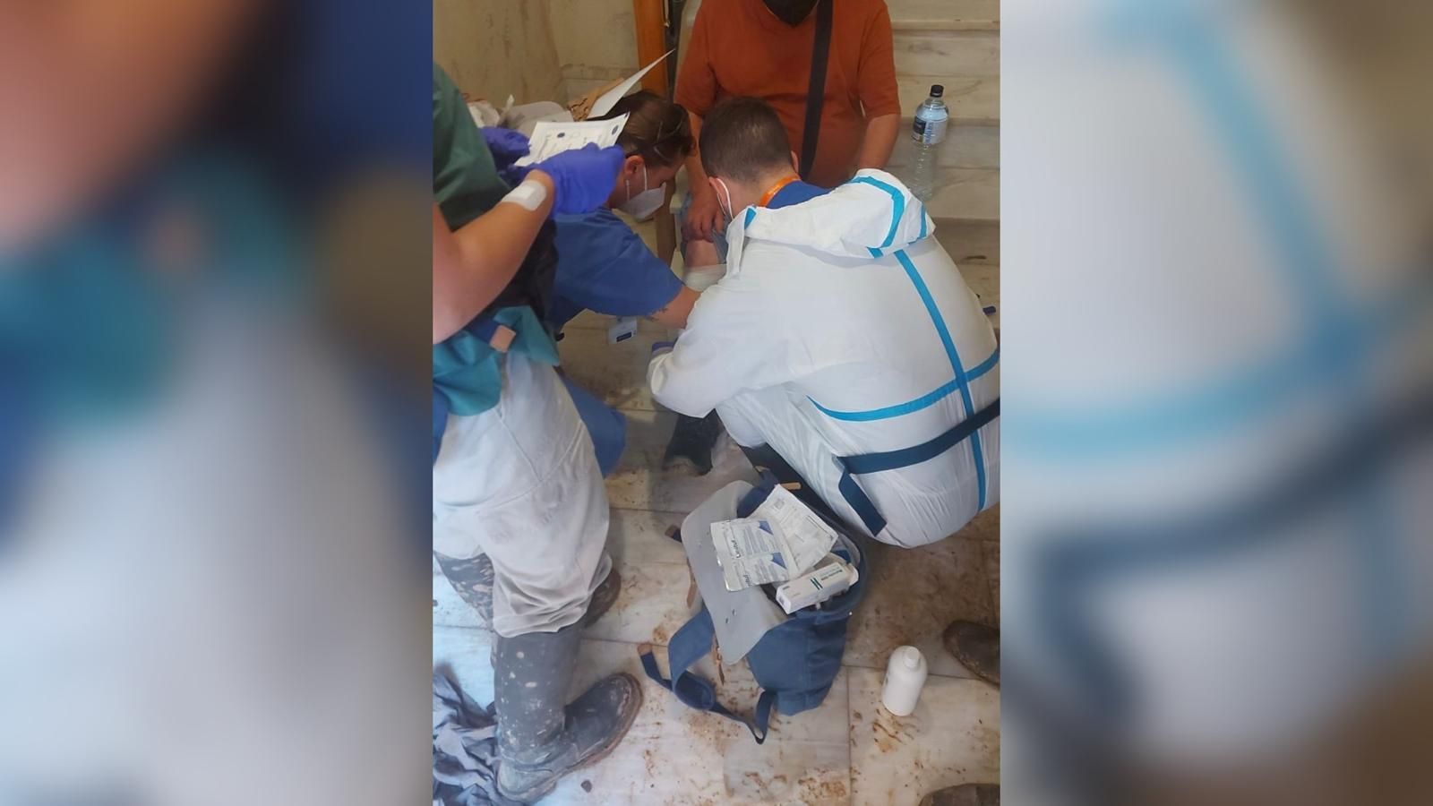 Enfermeros jiennenses haciendo las curas.