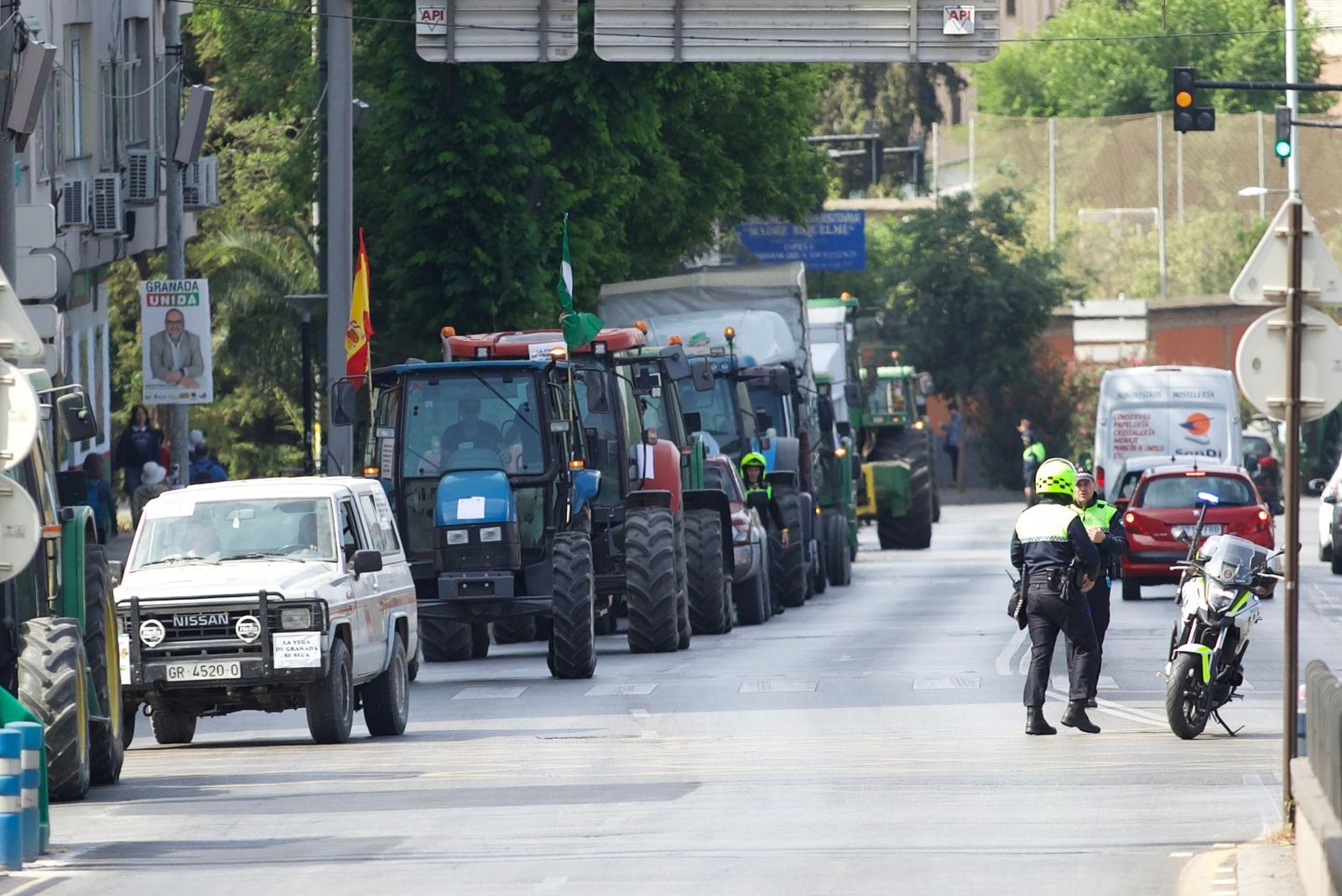 La tractorada de los regantes de la Vega de Granada, en imágenes