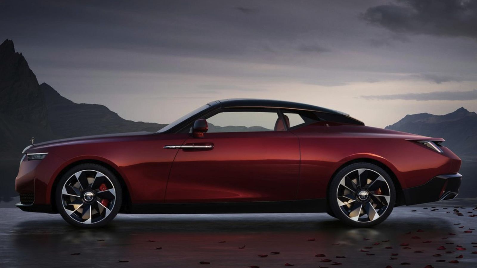 El Droptail, por su carrocería de rodaster, retoma el espíritu del Silver Ghost Sluggard de 1912, el Phantom Brewsler New York Roadster de 1930 o el Silver Ghost Picadilly de 1925.