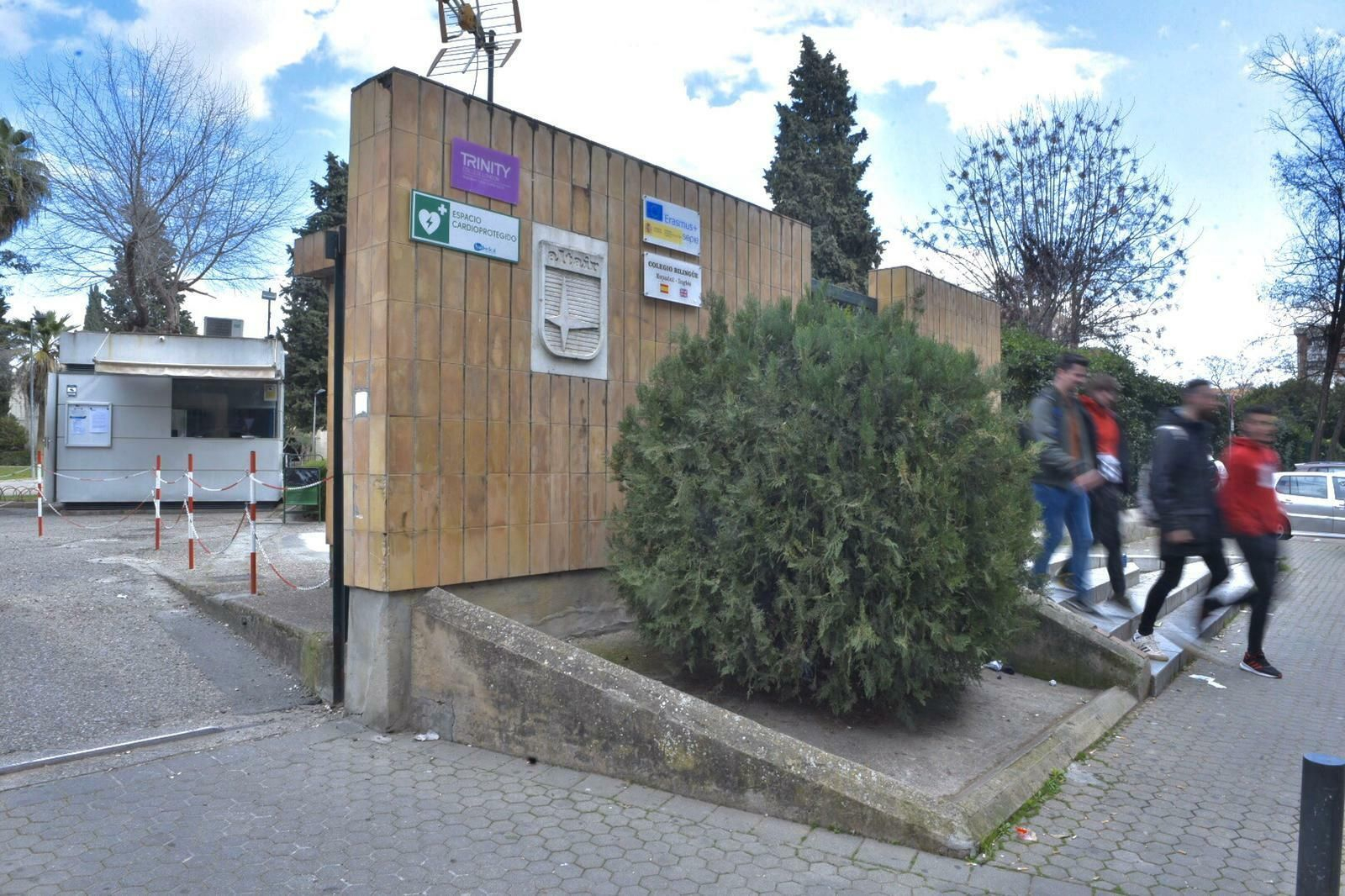 Uno de los accesos al colegio Altair.