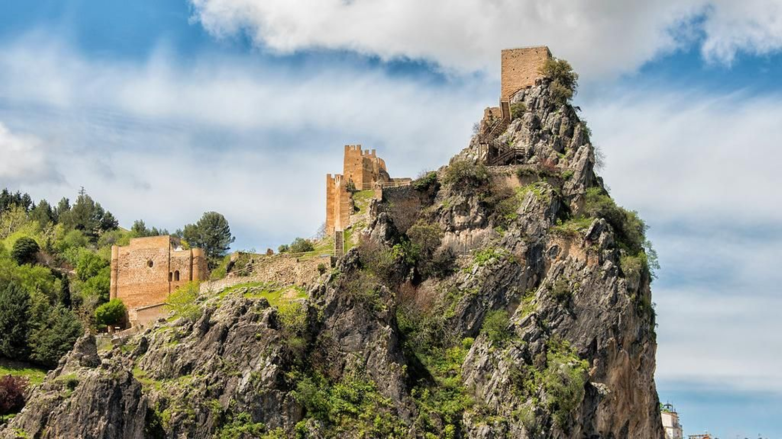 El Castillo de La Iruela se alza sobre un escarpado peñón rocoso, dominando el paisaje de la Sierra de Cazorla y simbolizando la historia y el encanto del pueblo más bonito de Jaén para visitar en 2026.