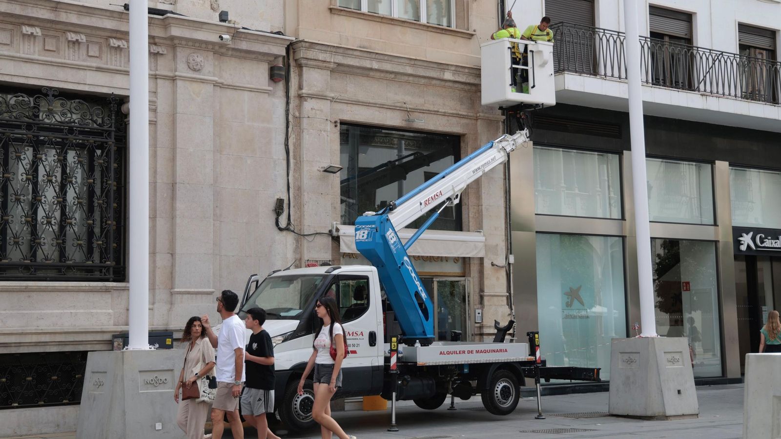 Anclajes para los toldos en la zona del Banco Santander.