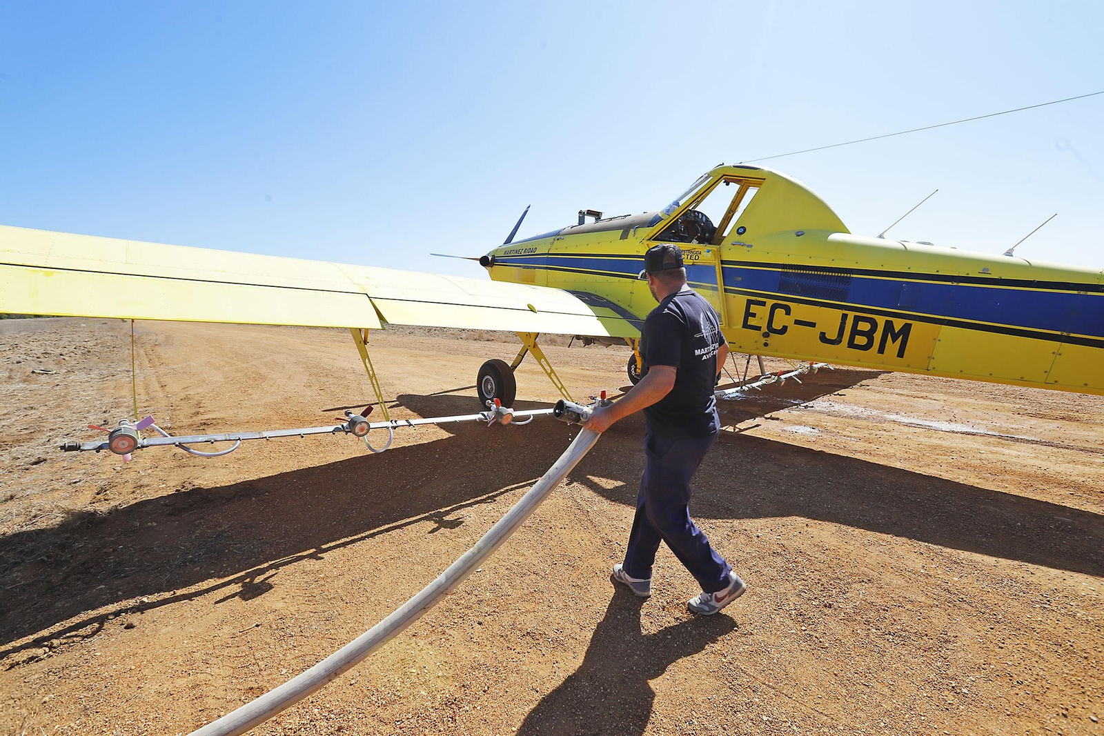 Imágenes del vuelo demostrativo de los medios aéreos del servicio de control de mosquitos
