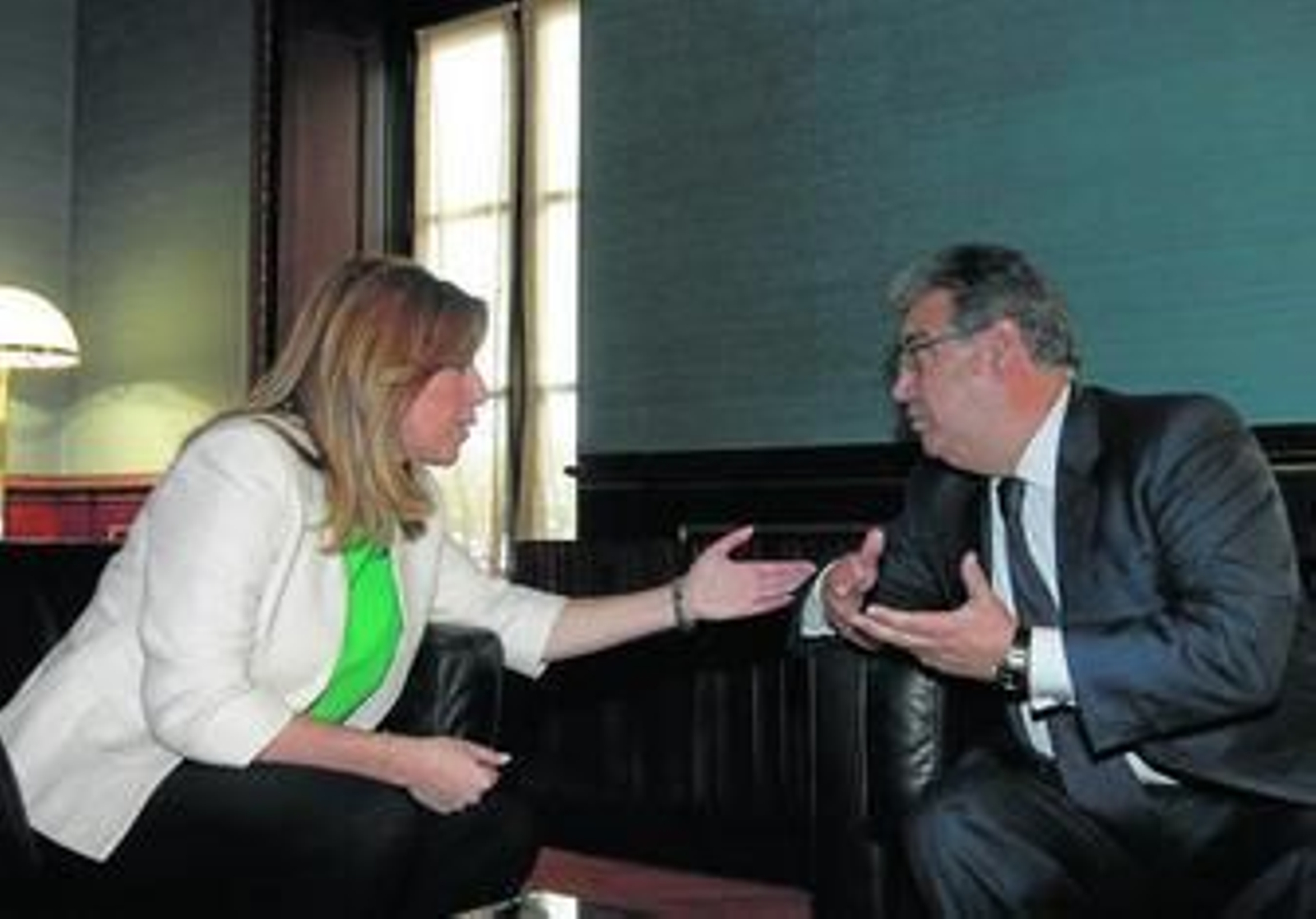 La presidenta de la Junta, Susana Díaz, reunida ayer al mediodía en su despacho de San Telmo con el alcalde de Sevilla, Juan Ignacio Zoido.