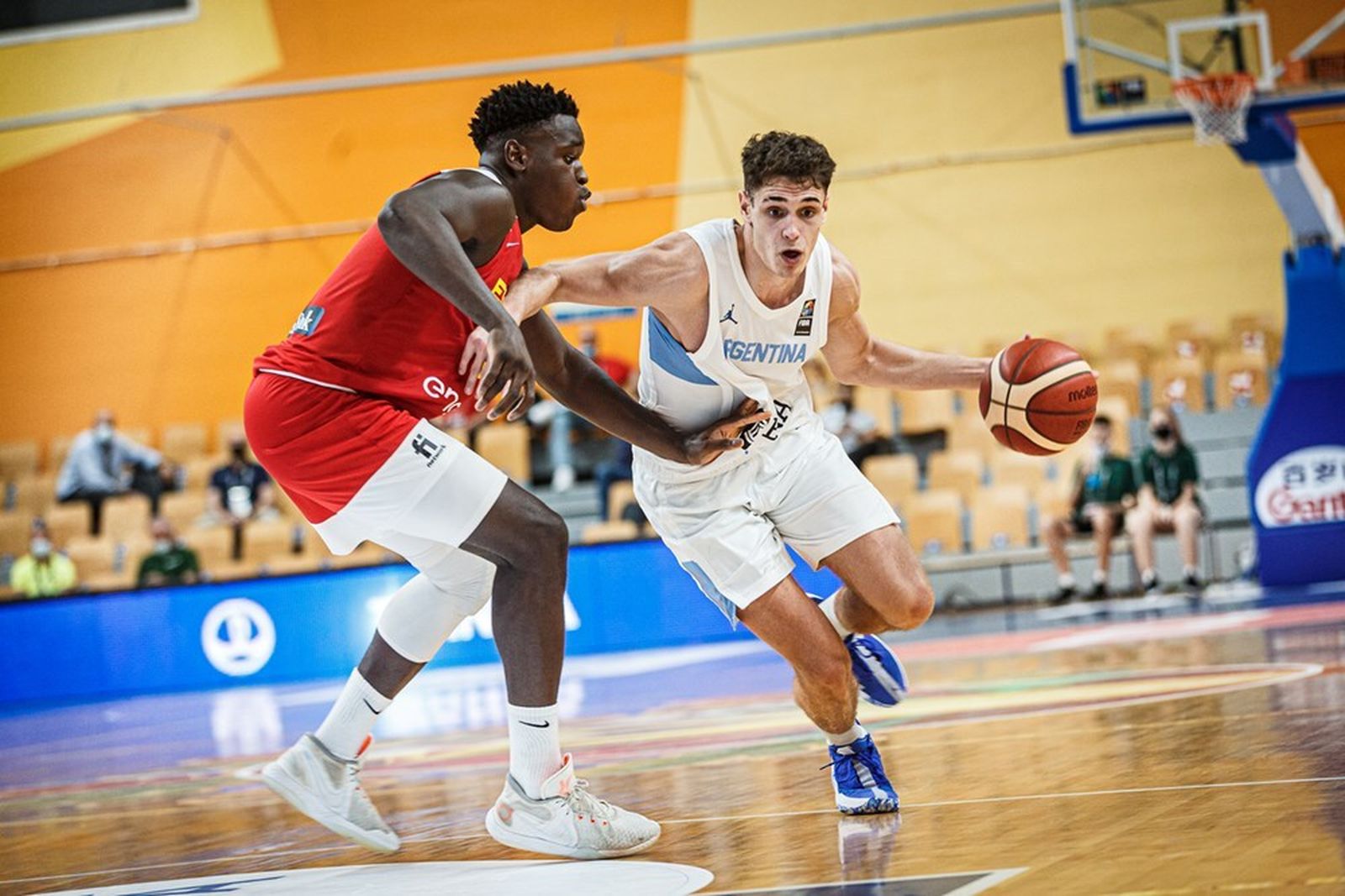 Jeffry Godspower defiende.