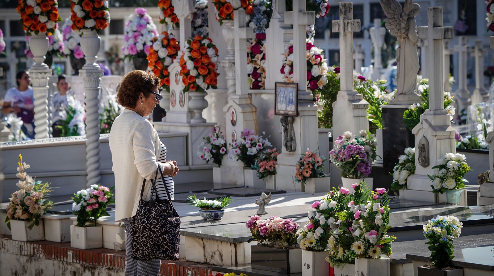 Día de recuerdo y emociones en el cementerio de Jerez