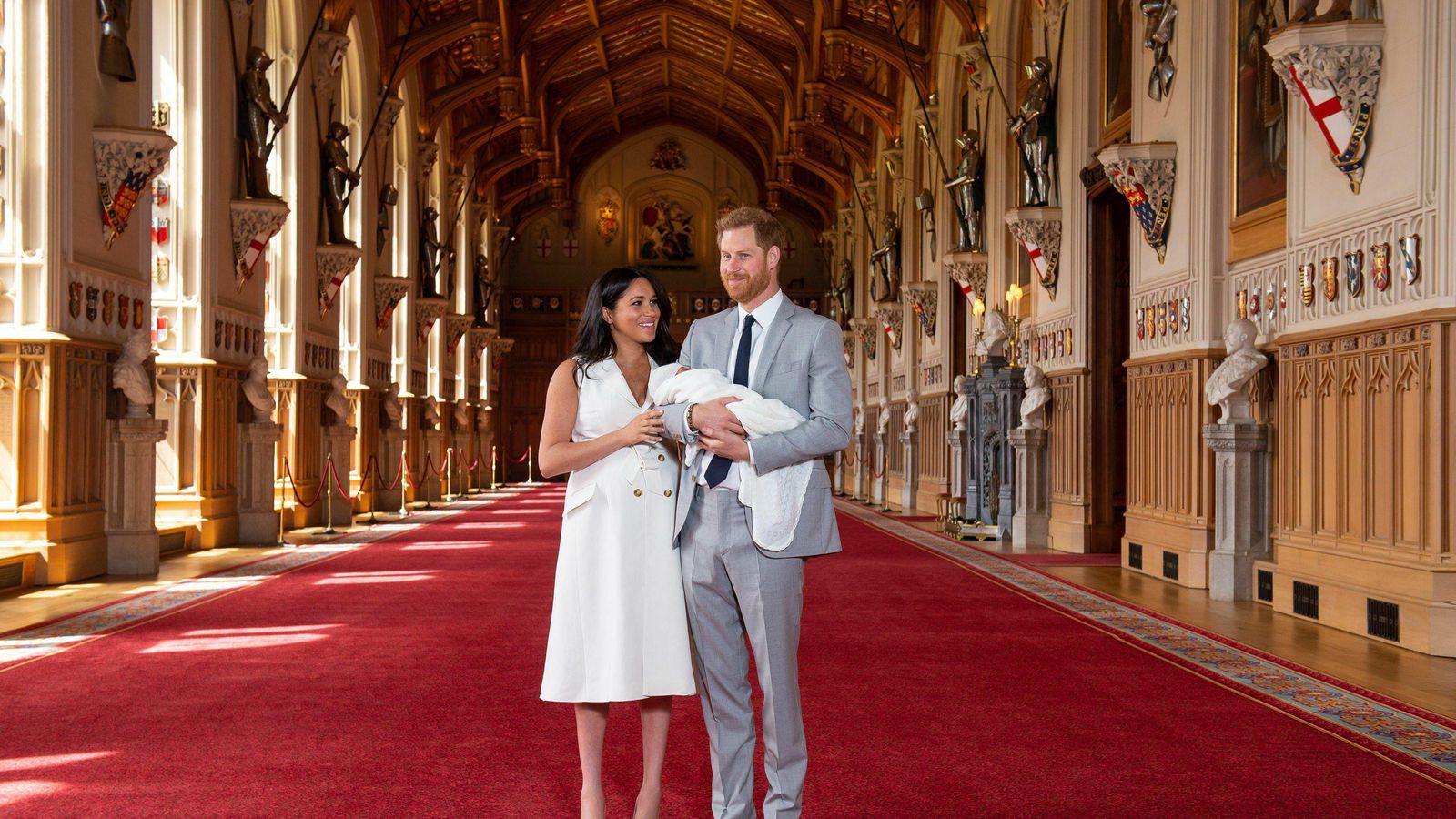 Meghan y Enrique, en el salón de San Jorge de Windsor, con su hijo.