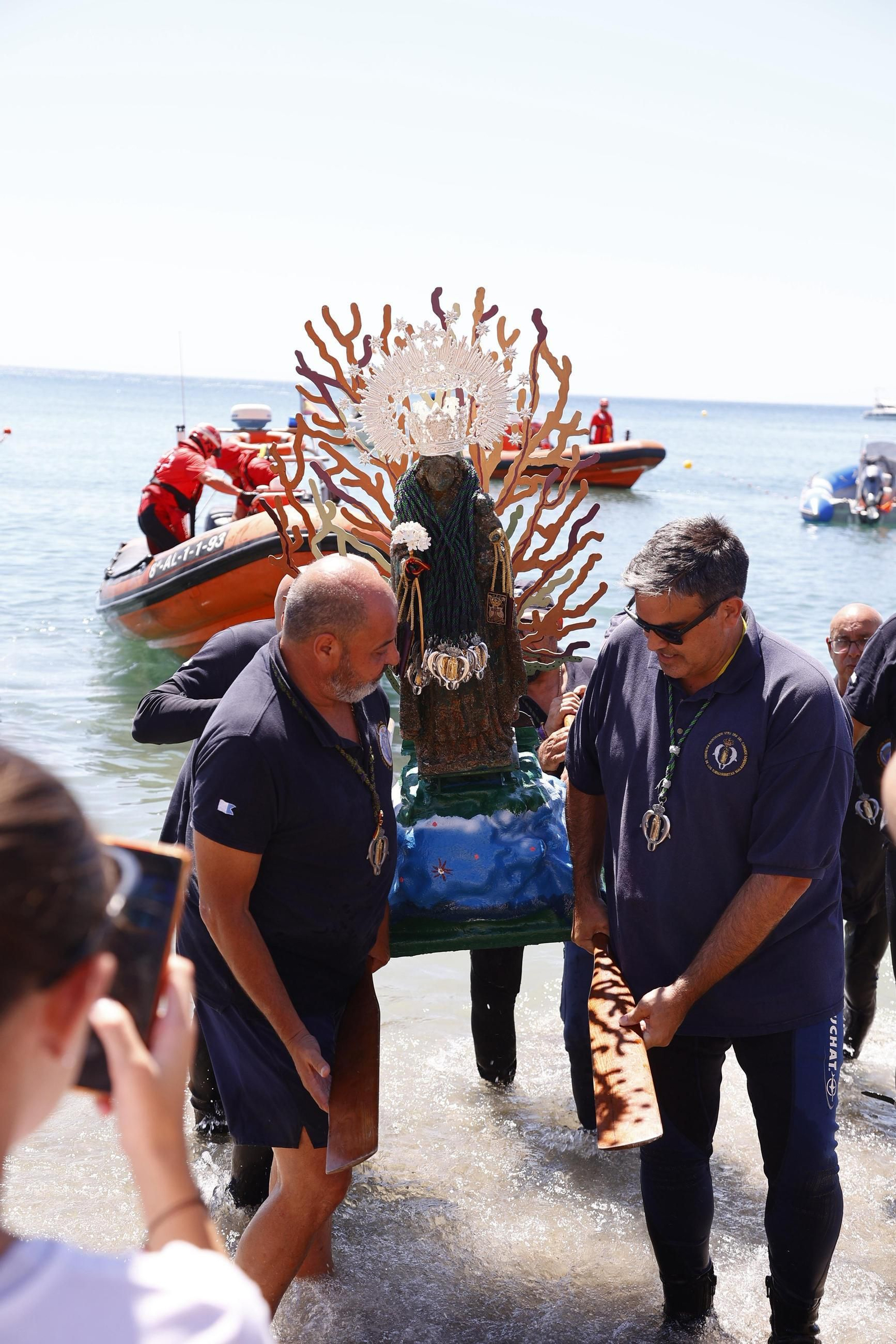 La procesión en Málaga de la Virgen del Carmen de los submarinistas, en imágenes