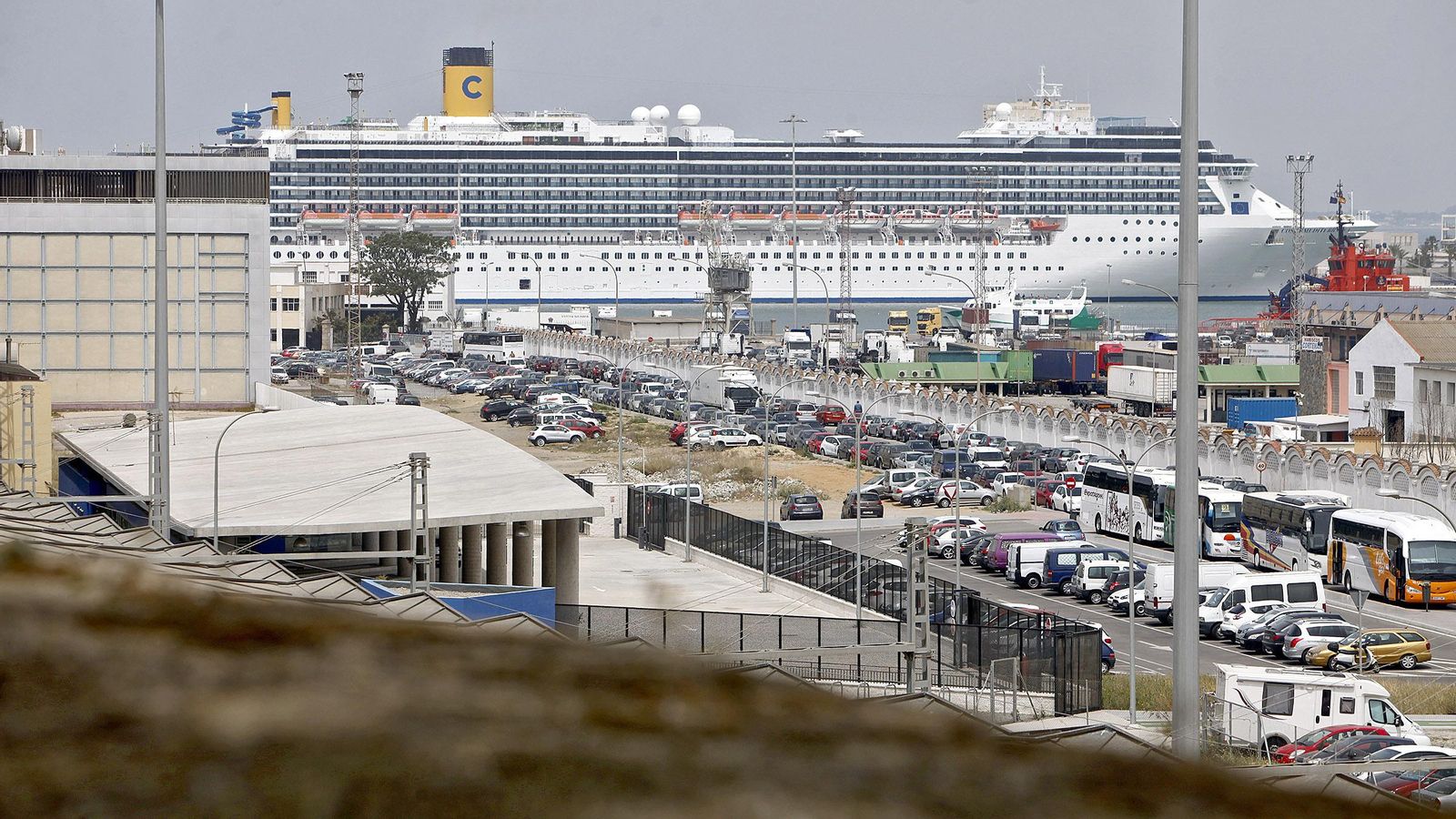 Un barco de Costa Cruceros, atracado en el Muelle de Cádiz