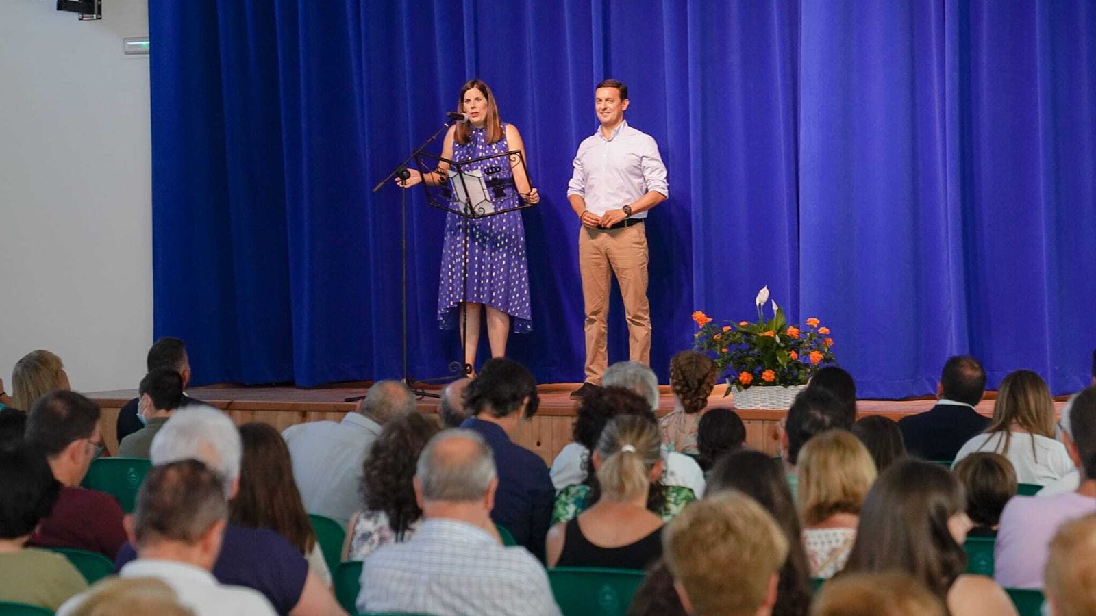 Almudena Morales y Javier A. García se dirigen a los vecinos de Laujar.
