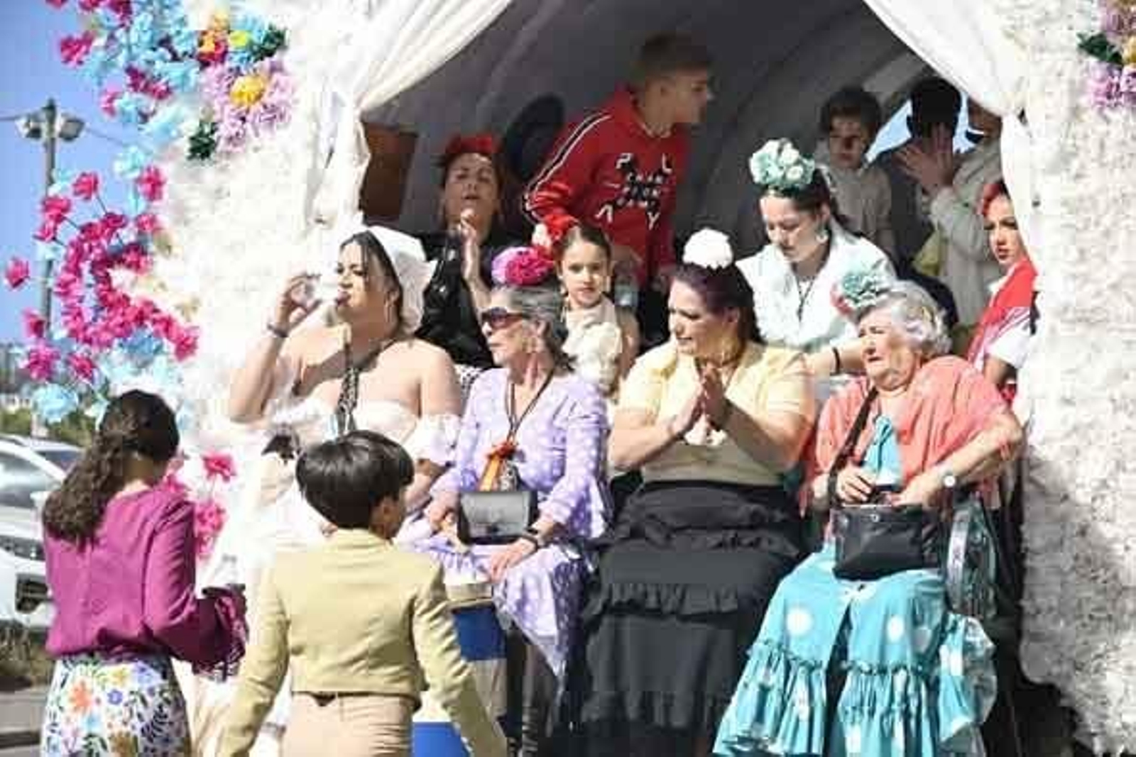 Las mejores imágenes de los peregrinos en la salida de Emigrantes