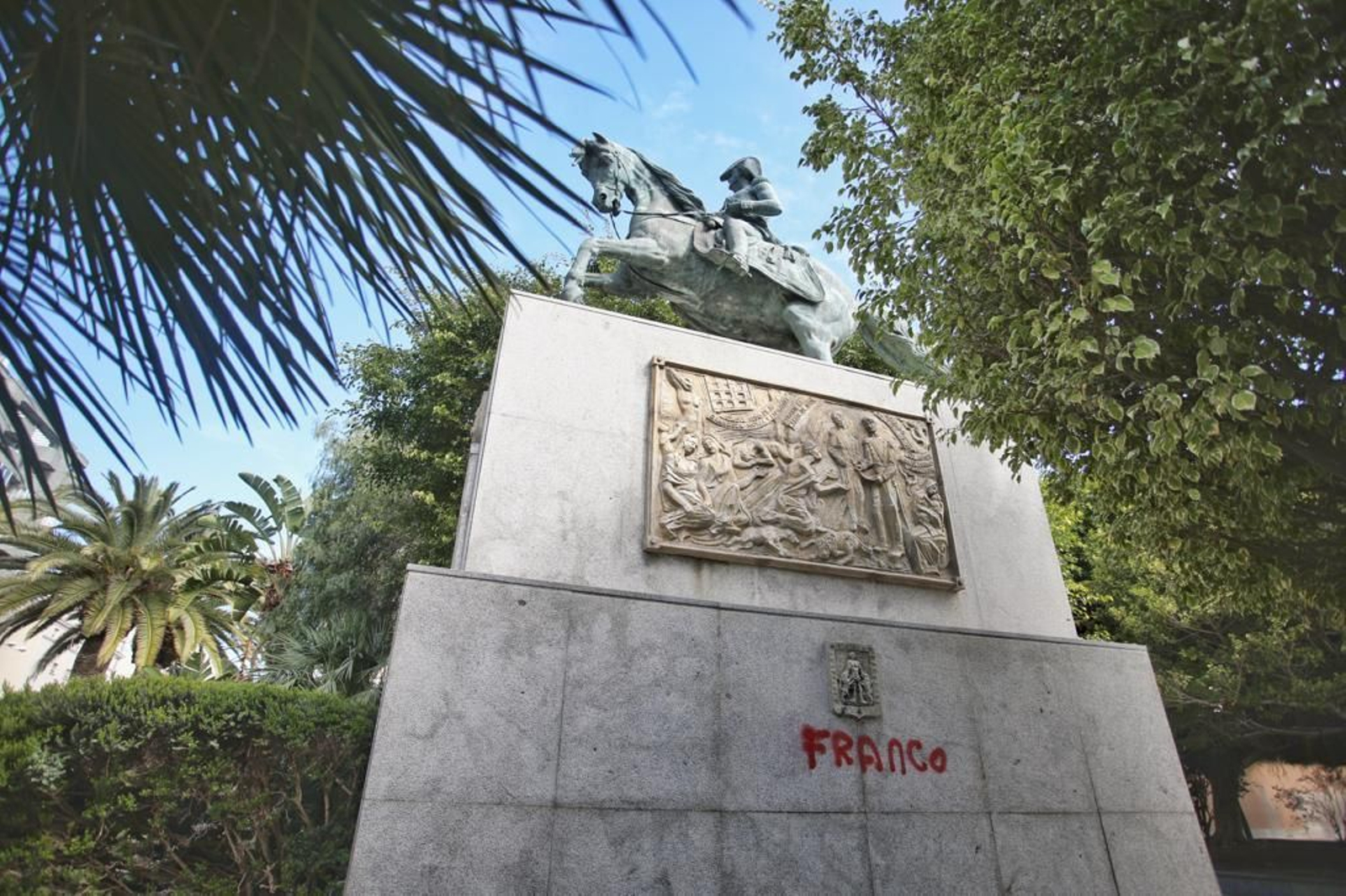 La pintada en uno de los laterales de la estatua.