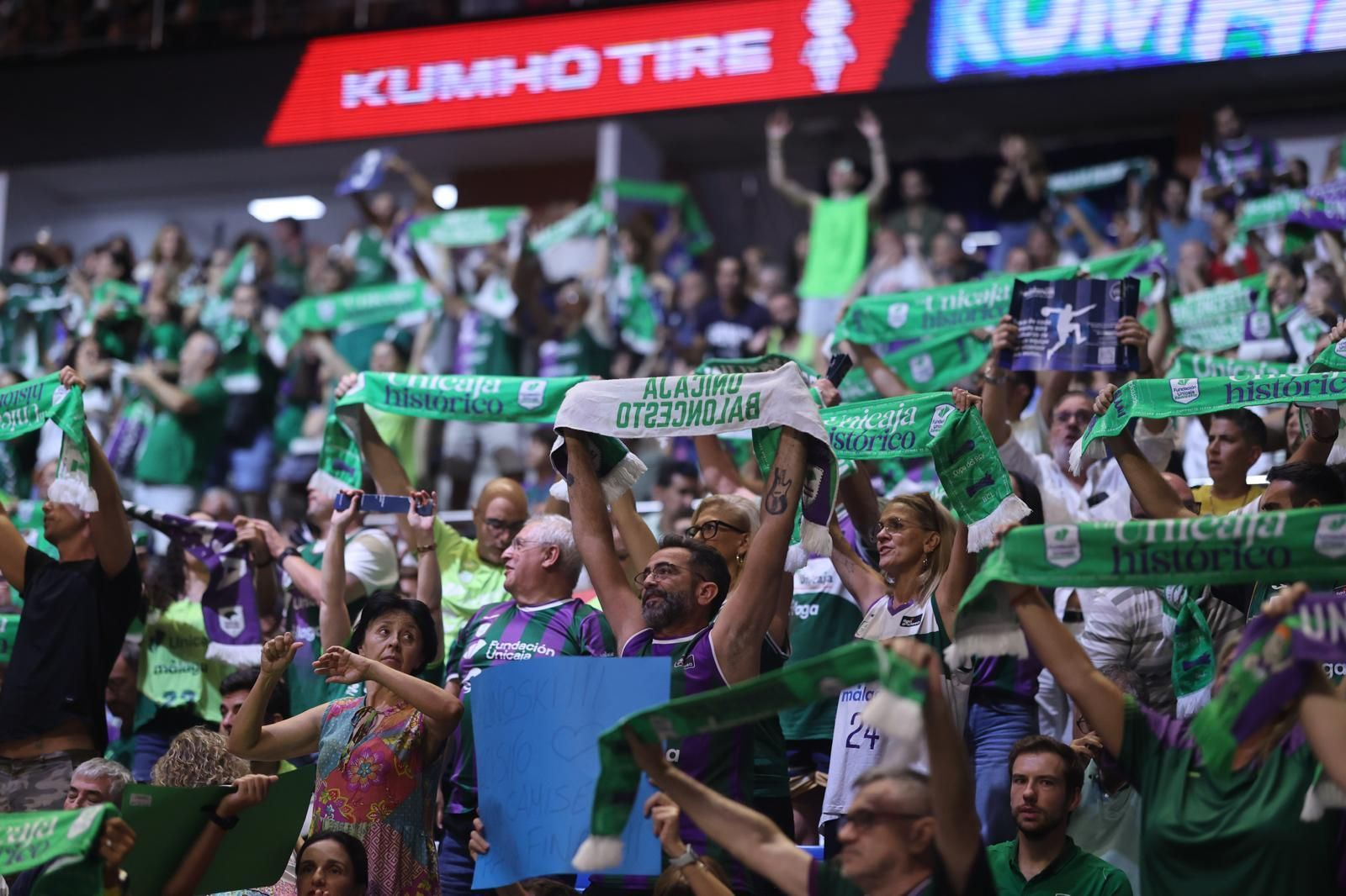 Búscate en las gradas del Carpena en las semifinales de Supercopa entre Unicaja y Valencia Basket