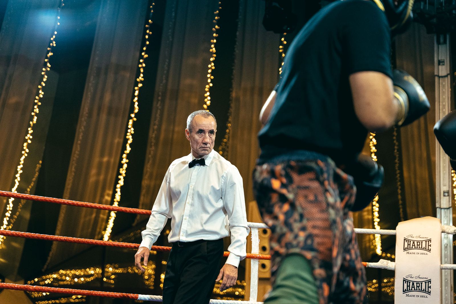 En imágenes: golpes solidarios en una impresionante White Collar Boxing