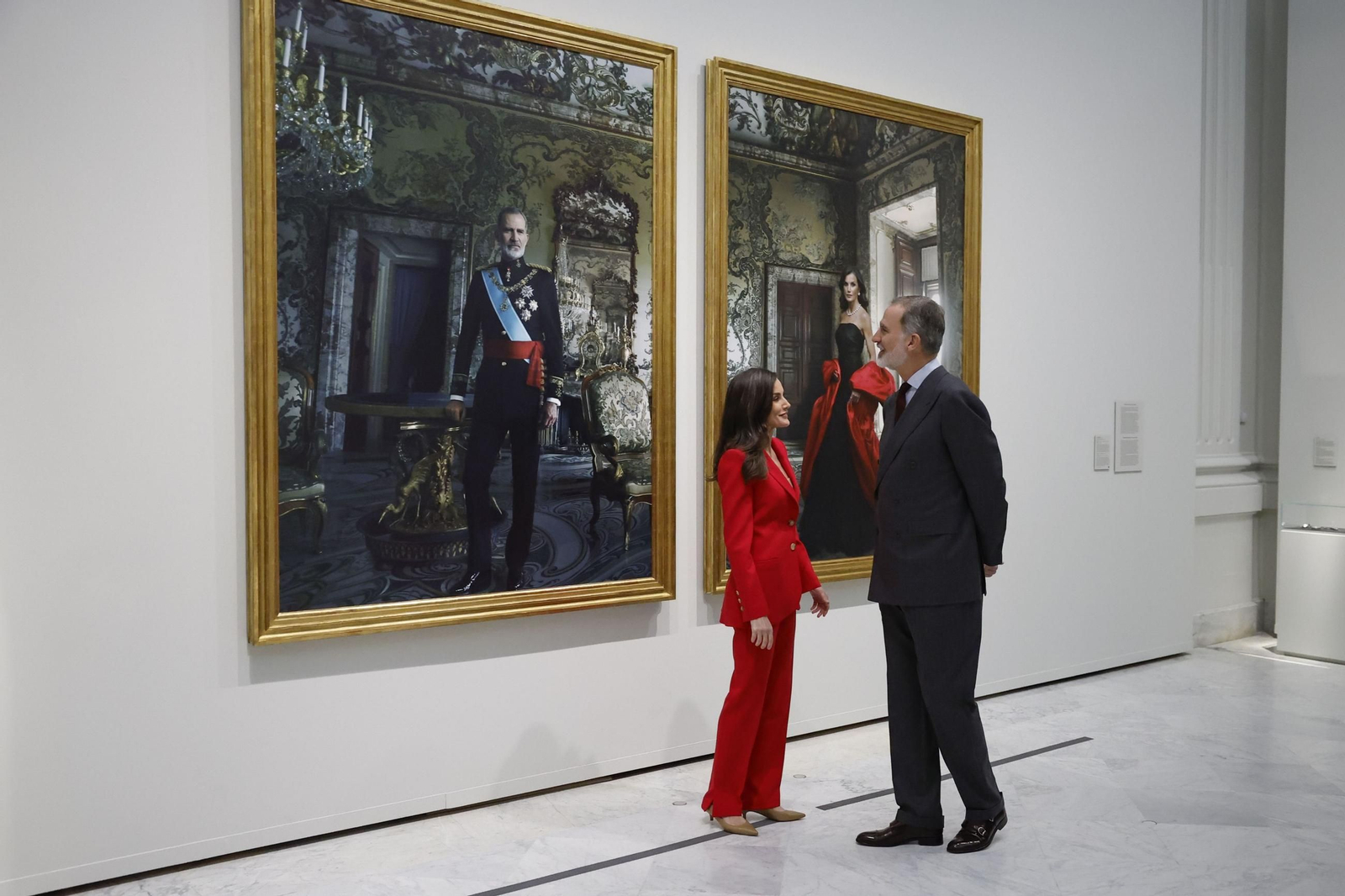 Las fotos de la visita de los Reyes a la exposición con los retratos de Annie Leibovitz