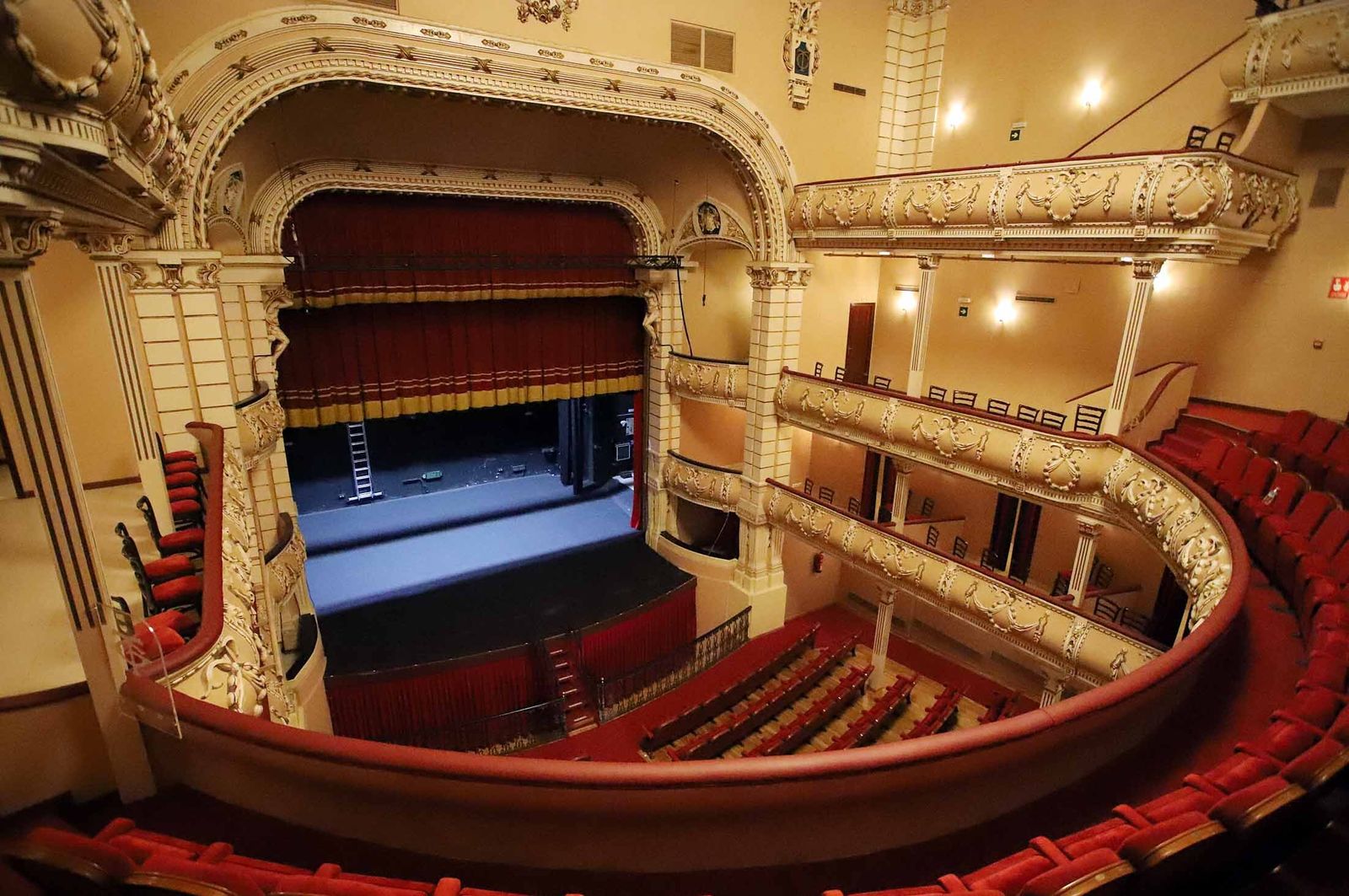Imágenes de la visita guiada al Gran Teatro de Huelva por su 100 aniversario