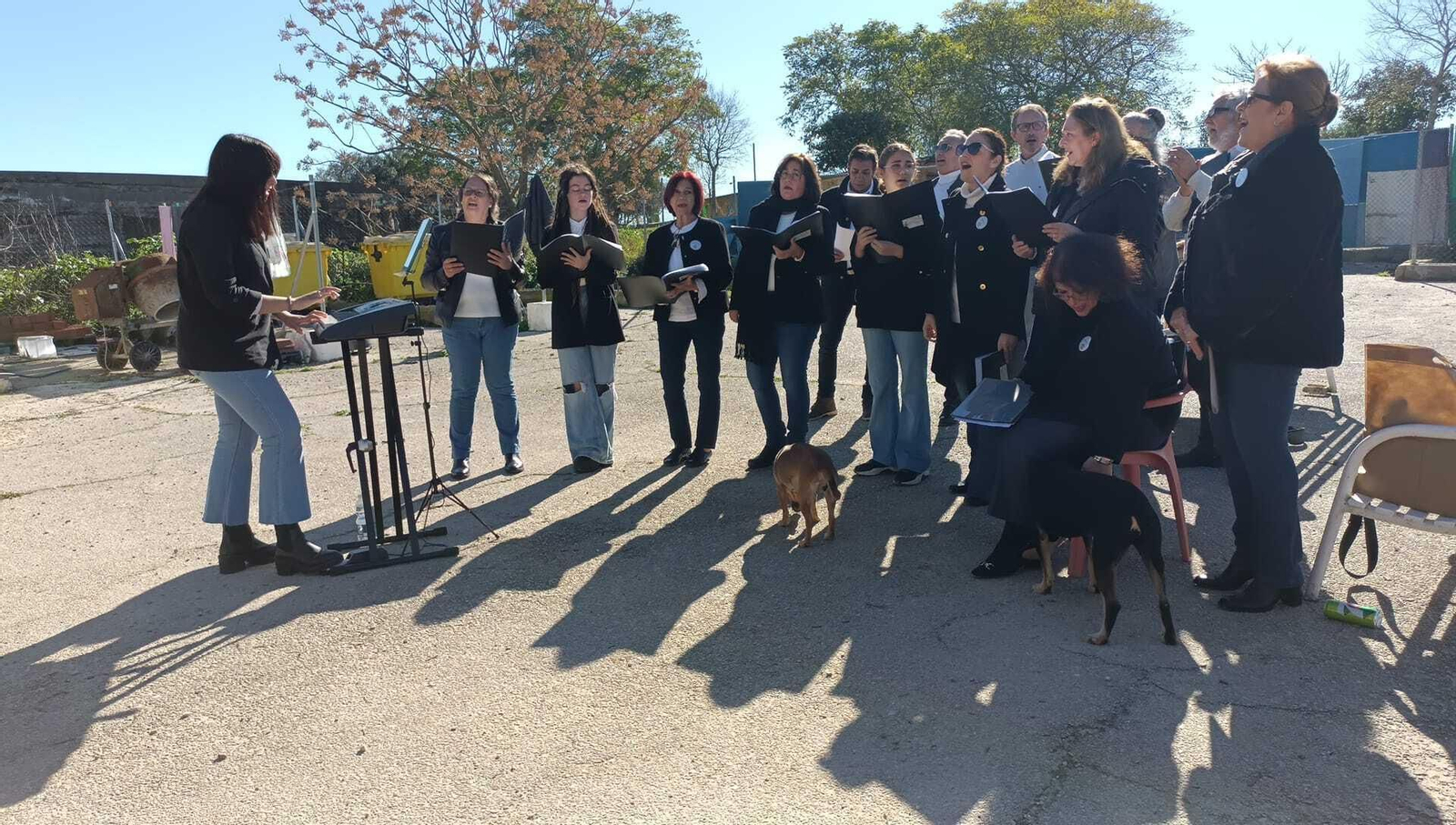 Un momento del recital de la Coral Polifónica de Capuchinos en la protectora.